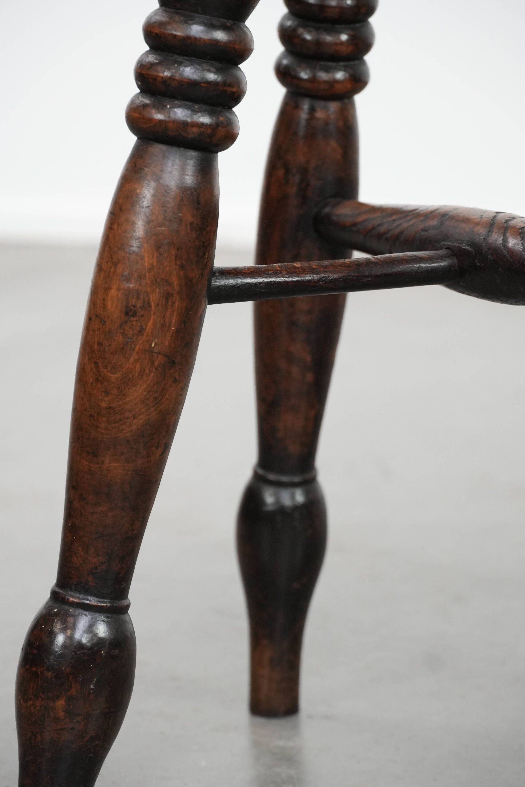 Tabouret Windsor anglais ancien du XVIIIe siècle avec une superbe patine.