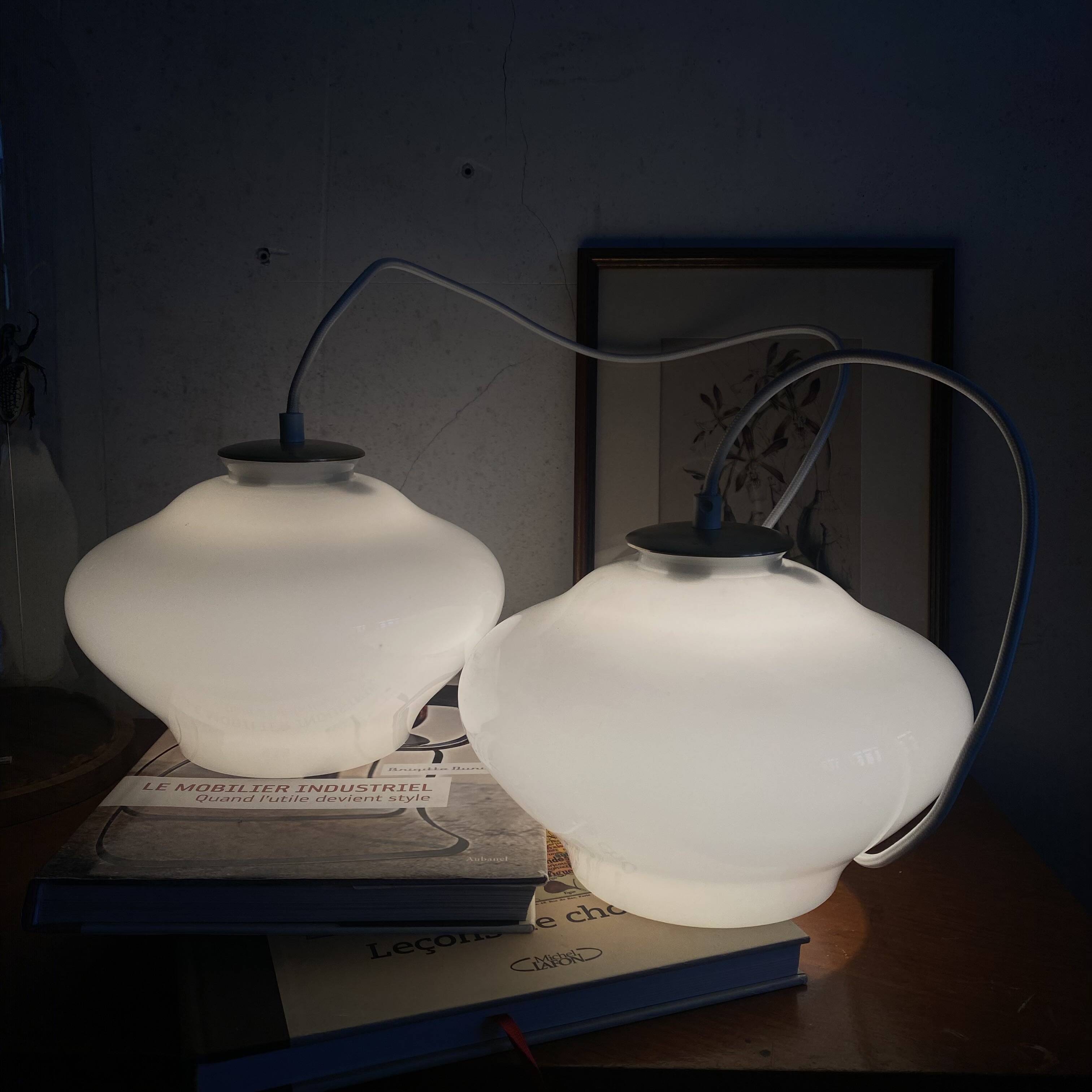 Paire de suspensions lustre abat jour en verre blanc 1950
