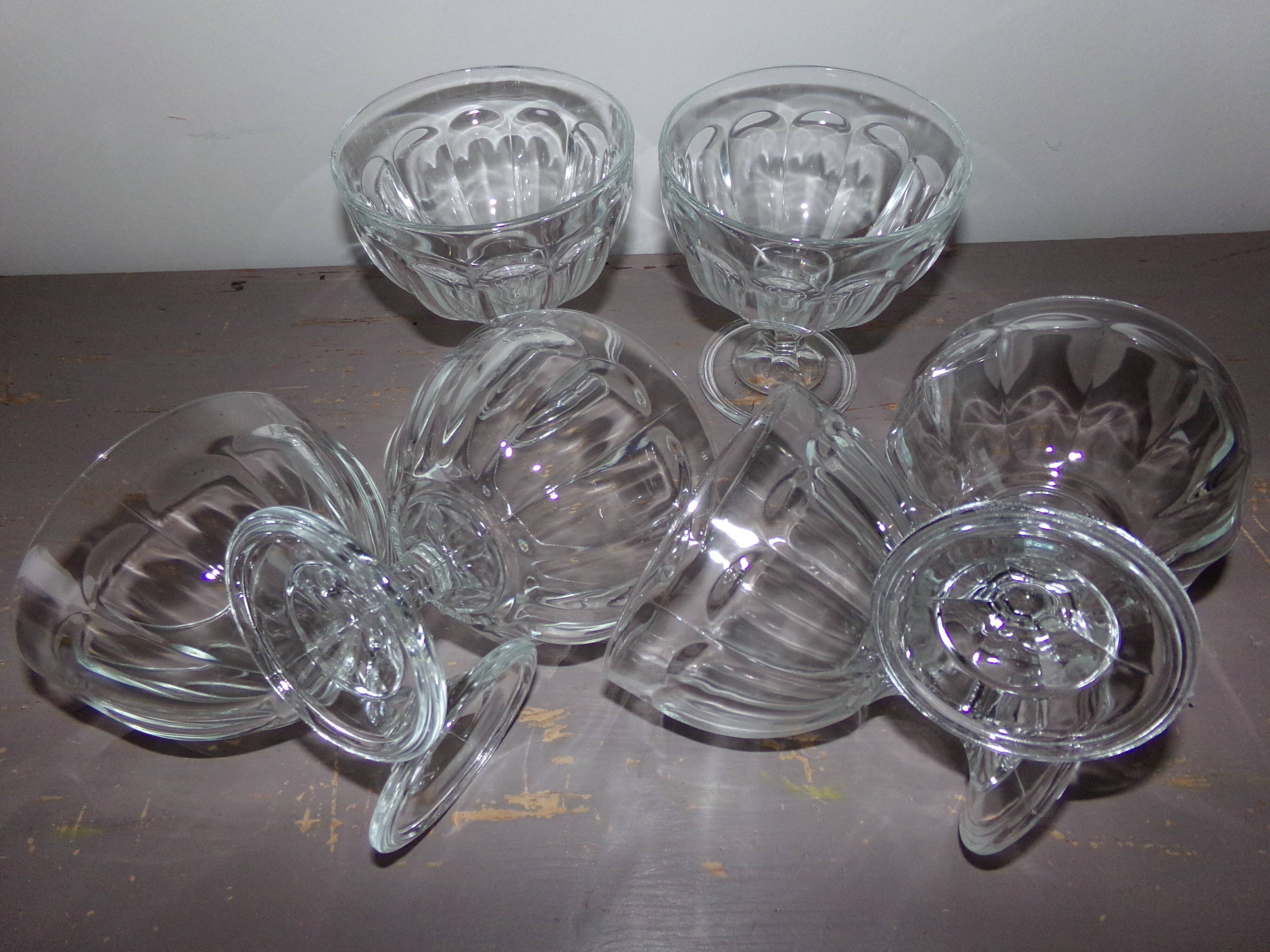 6 ice cream or dessert cups on foot