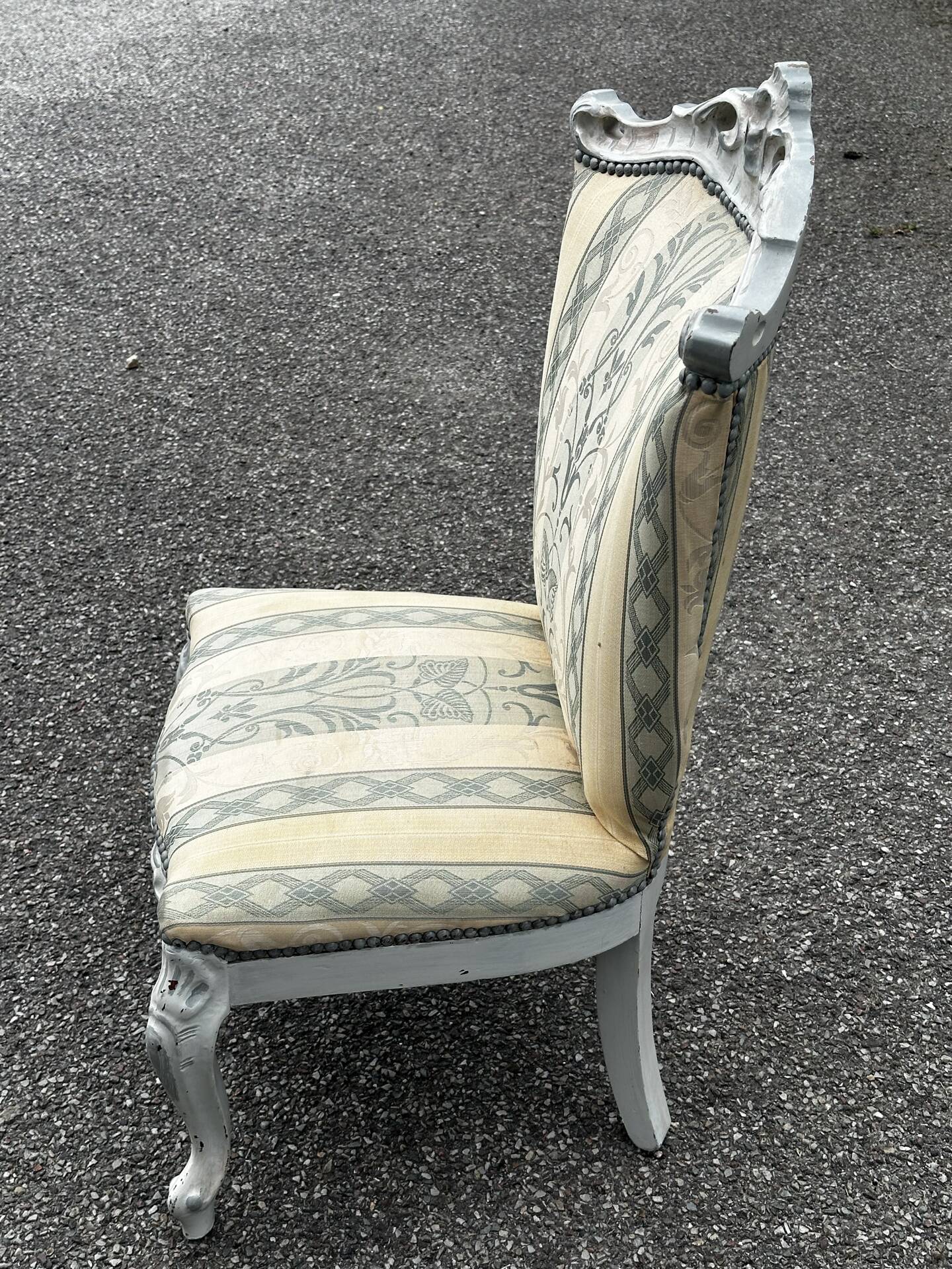 Chauffeuse de style Louis XV avec repose-pieds assorti – XXe siècle