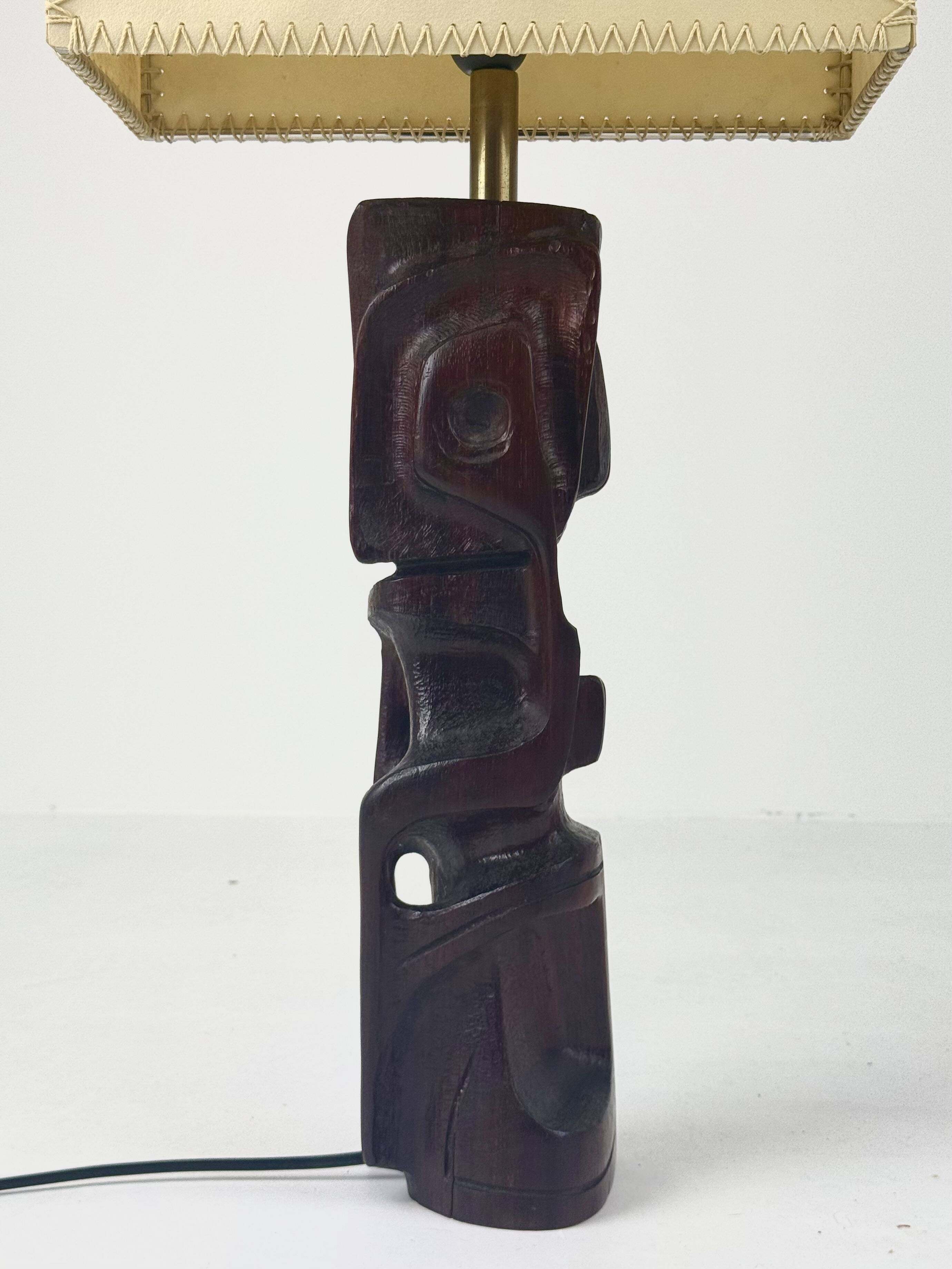 Lampe de table sculpturale en bois sculpté à la main par Gianni Pinna