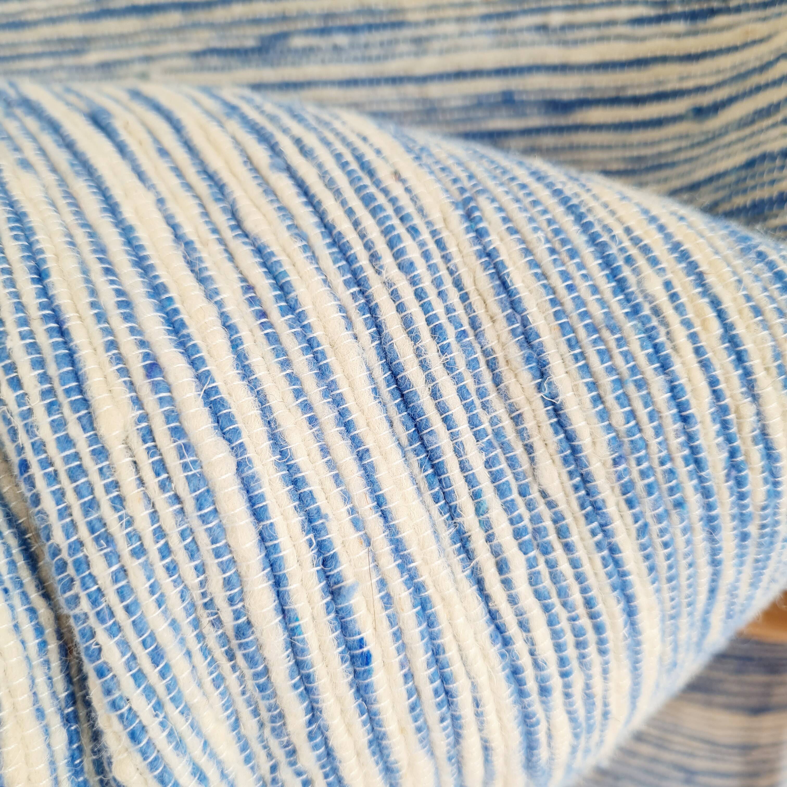 Plaid marocain artisanat rayures blanches et bleues