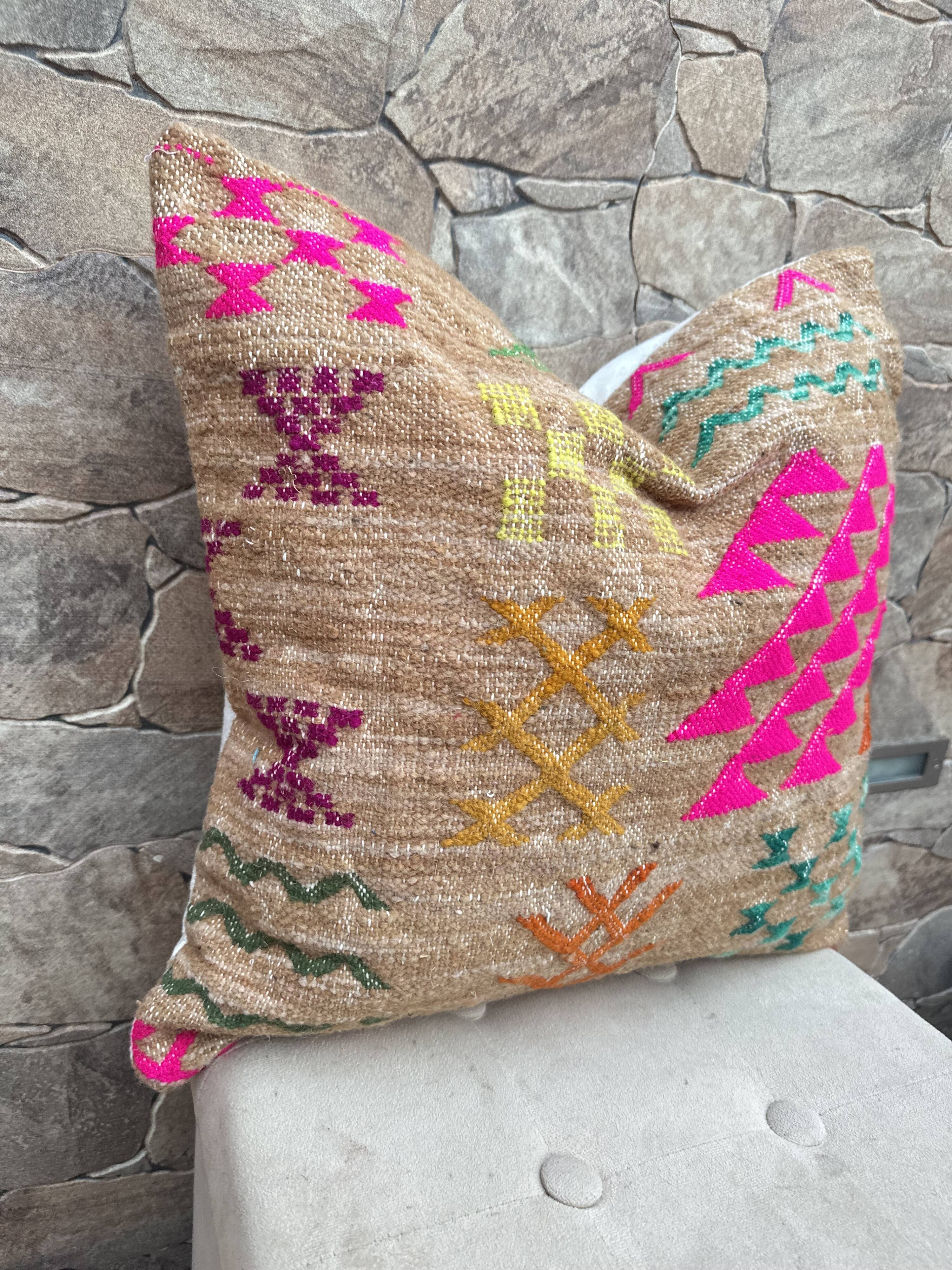 Handmade Moroccan Kilim cushion cover: Berber cushion in wool