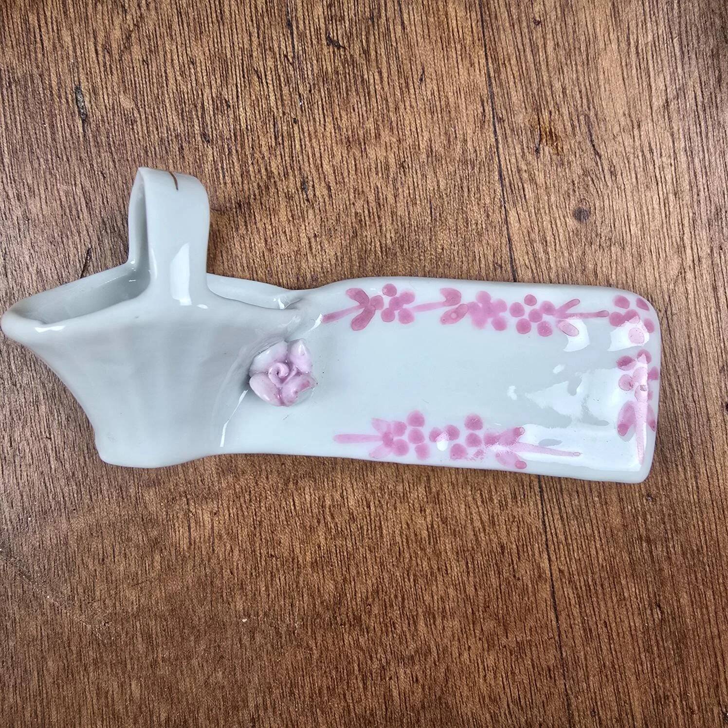 Set of 6 vintage porcelain knife rests with name markers, basket shape.