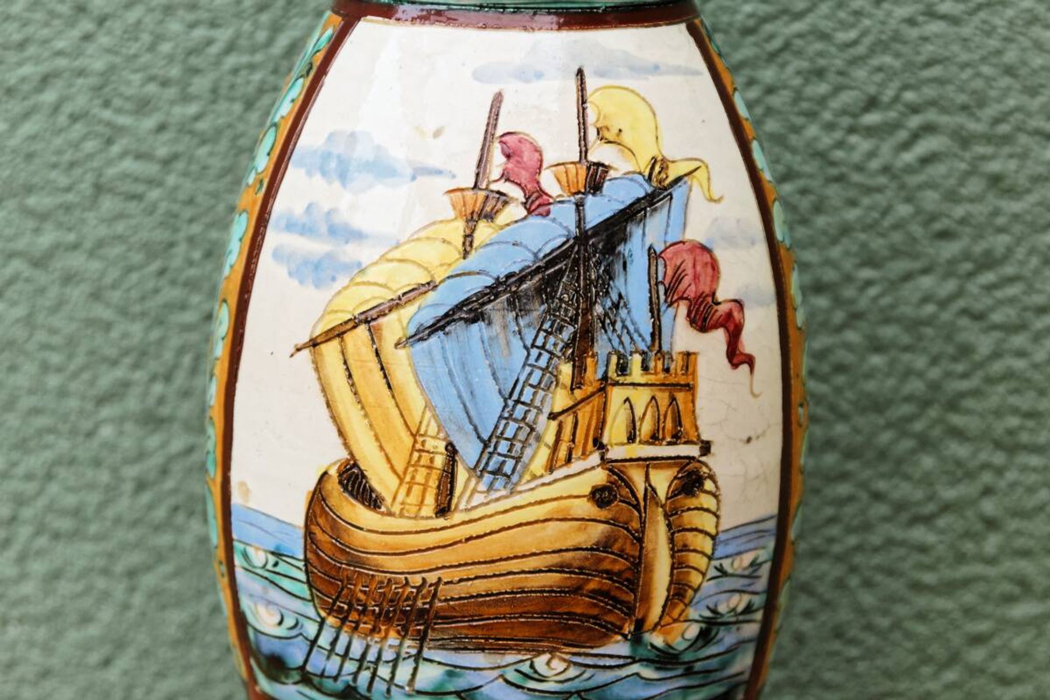 Vase en majolique italienne de Perugia, bateaux