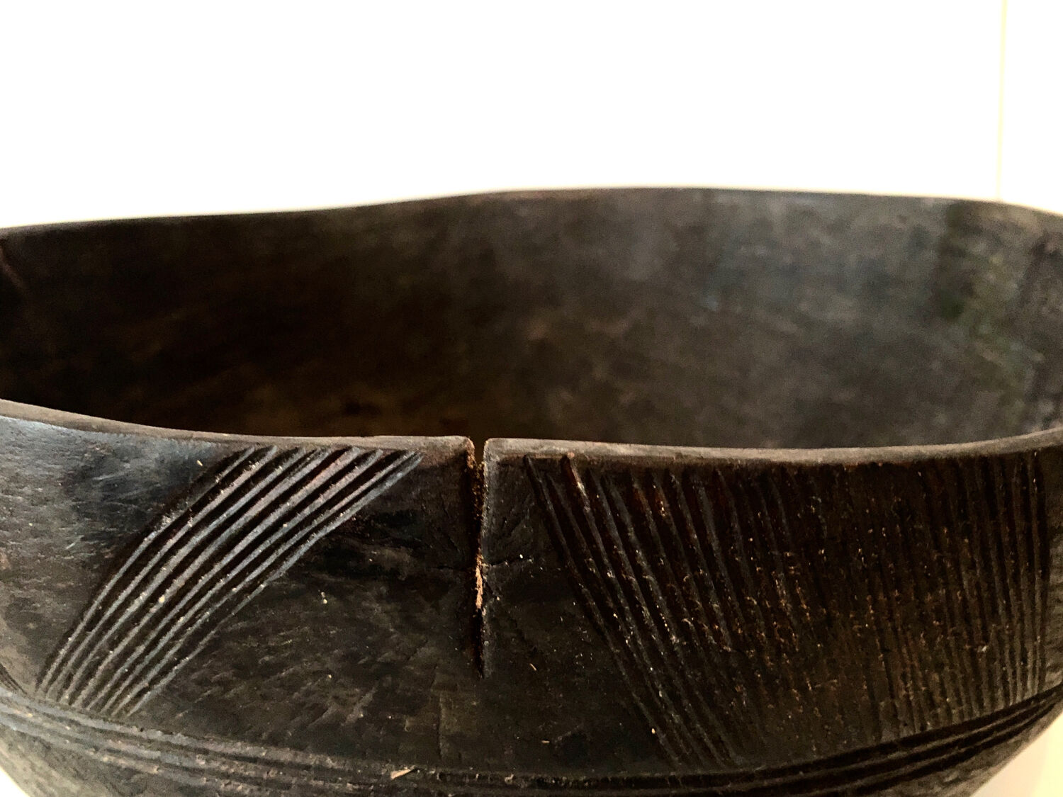 Pot sculpté bois noir africain