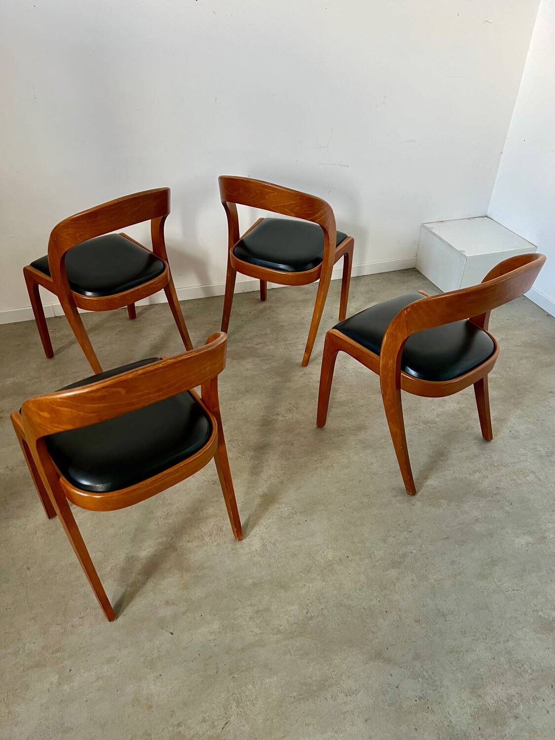 Lot 4 chairs in curved wood and leather design Baumann gondola model 60s vintage