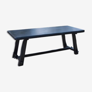 Table brutaliste