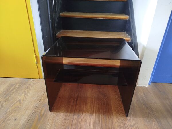 Table basse / meuble d’appoint Michel Dumas en plexiglass fumé – ann