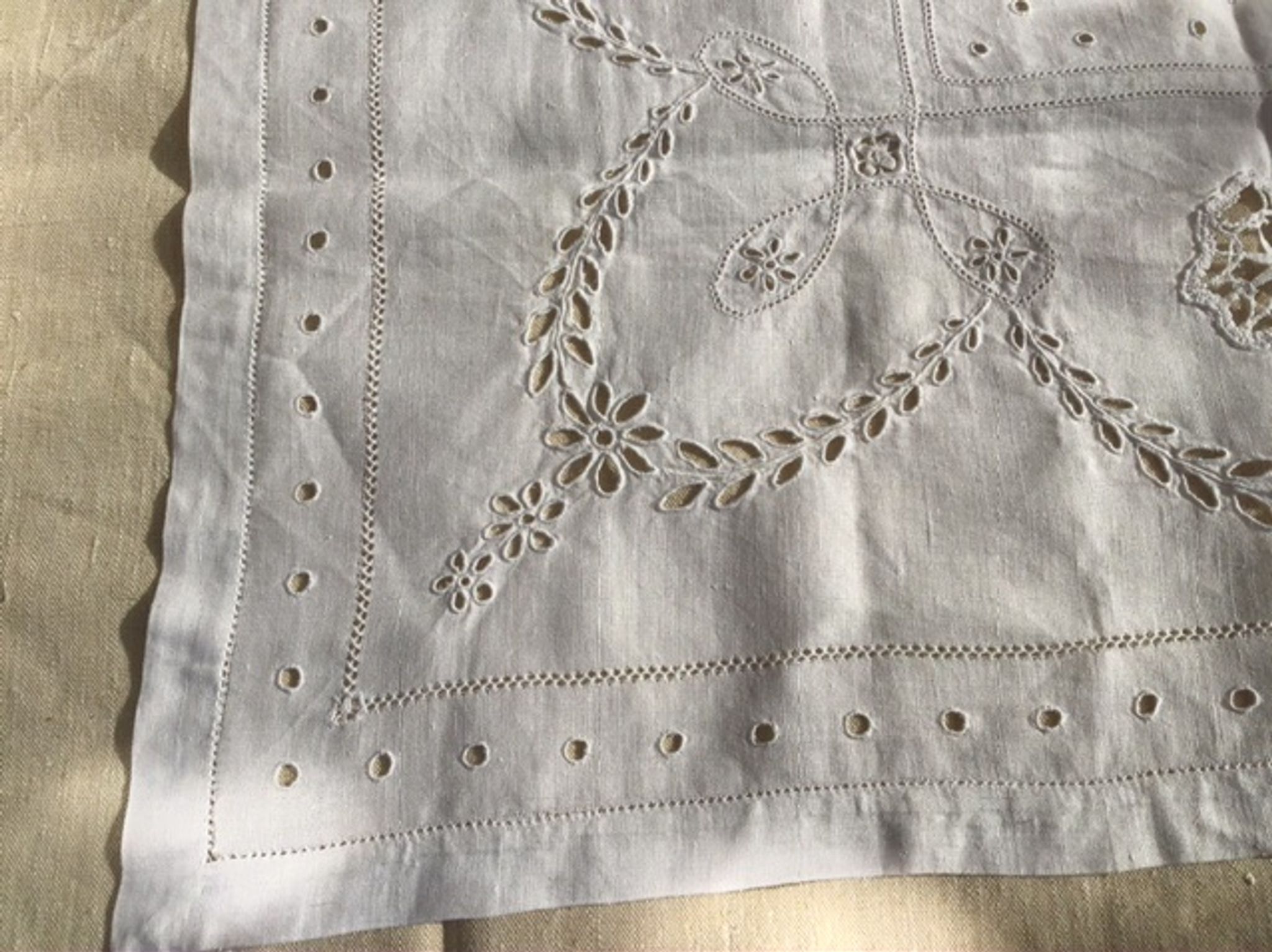 Linen table centre
