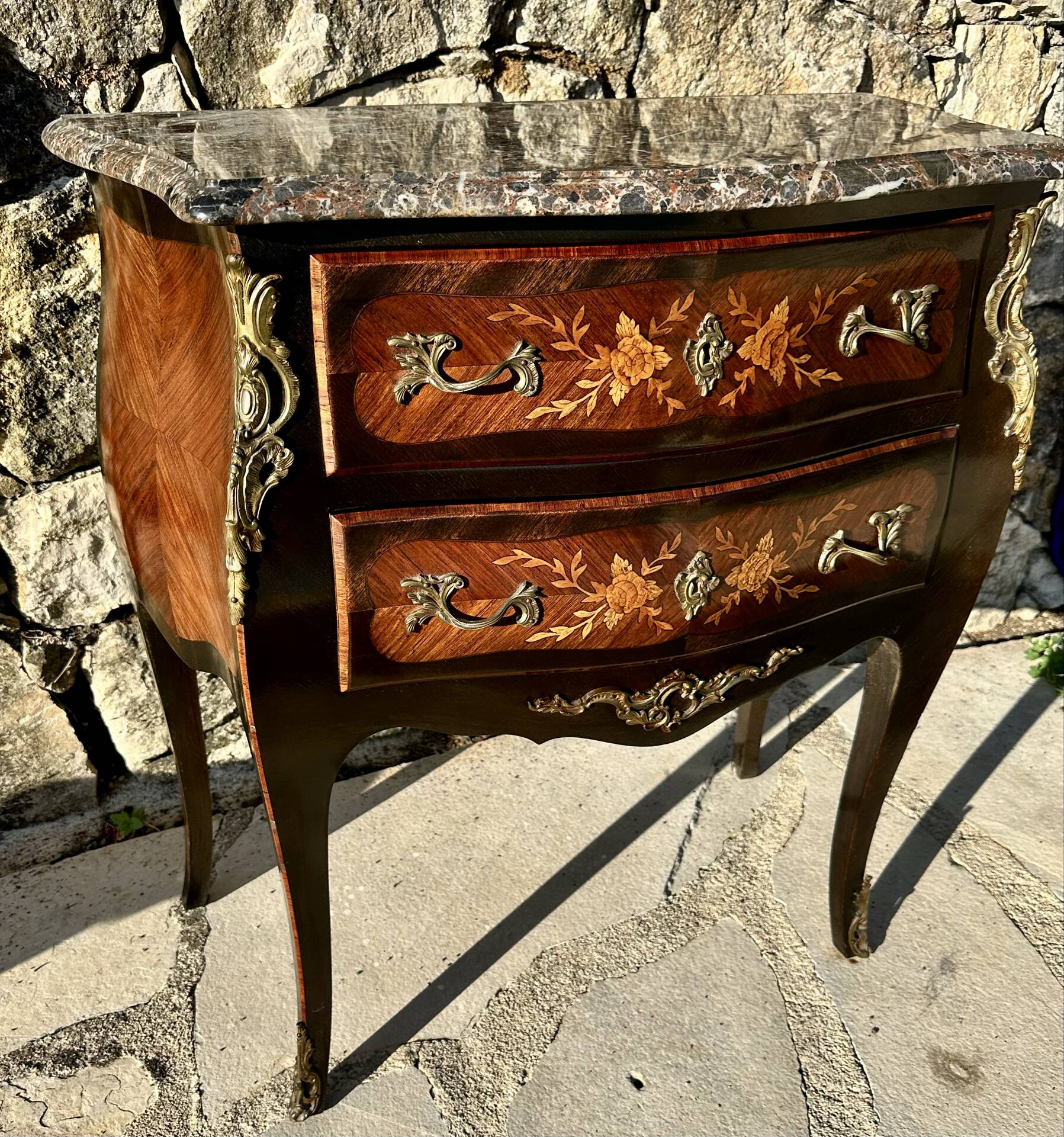 Petite commode sauteuse de style Louis XV .