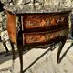 Petite commode sauteuse de style Louis XV .