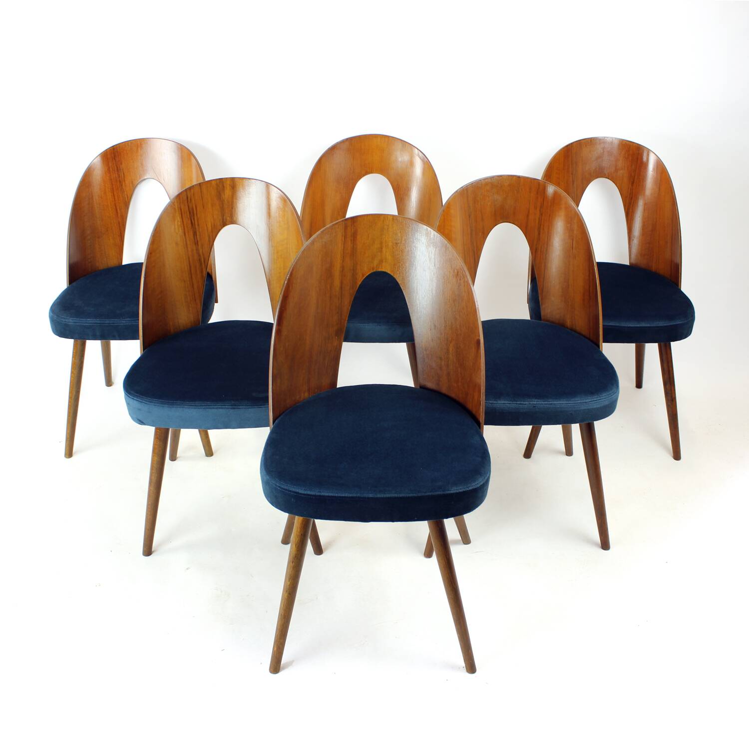 Ensemble de 6 chaises iconiques Tatra en noyer et velours par šuman, Nabytok Pravenec
