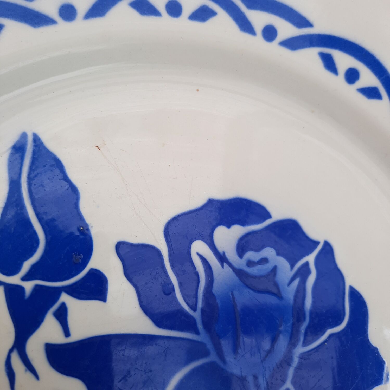 Mismatched flat plates in earthenware