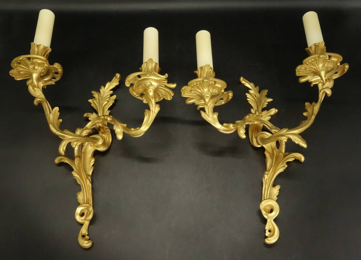Large pair of stamped wall sconces in Louis XV style - gilded bronze