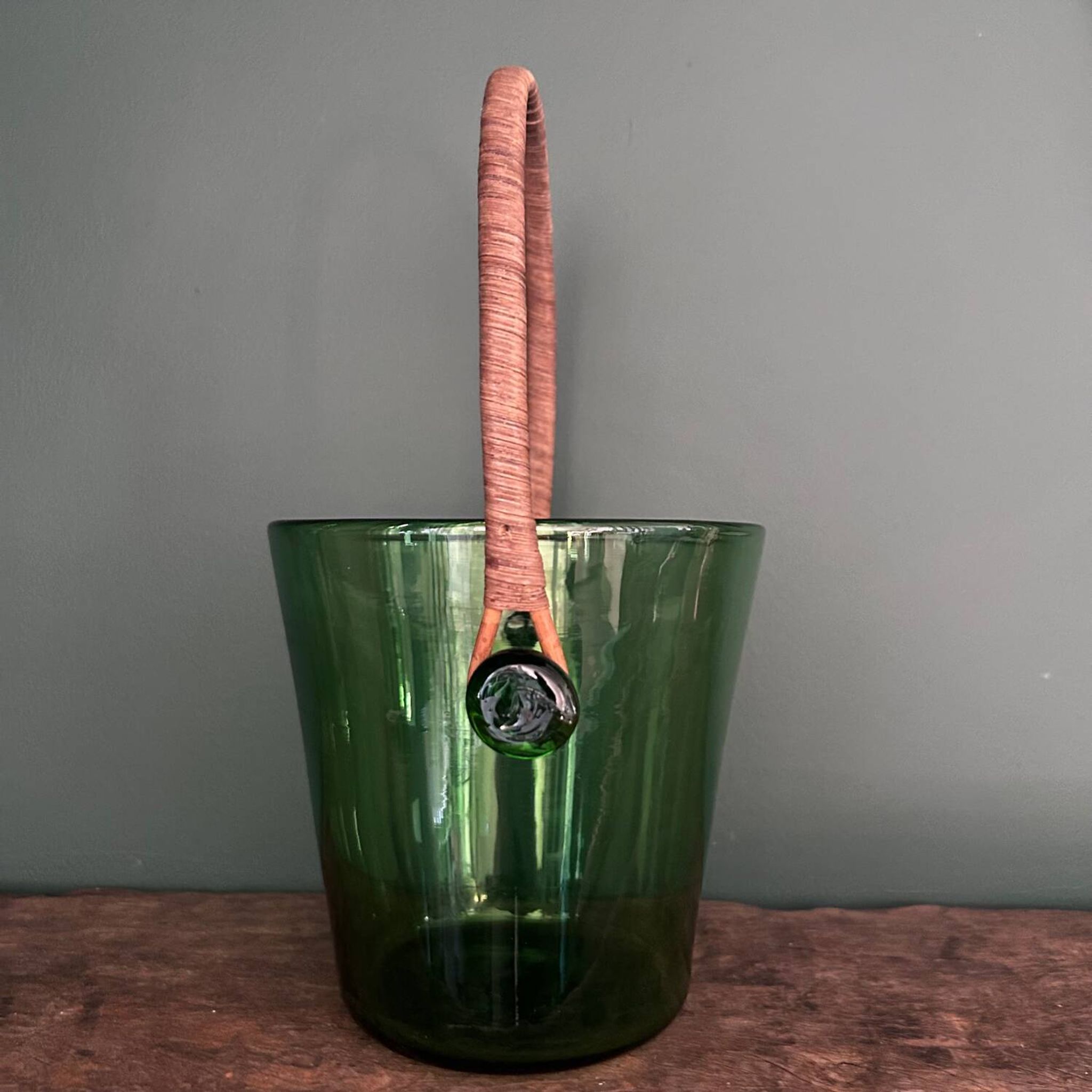 Seau à glace en verre vert et rotin