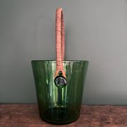 Seau à glace en verre vert et rotin