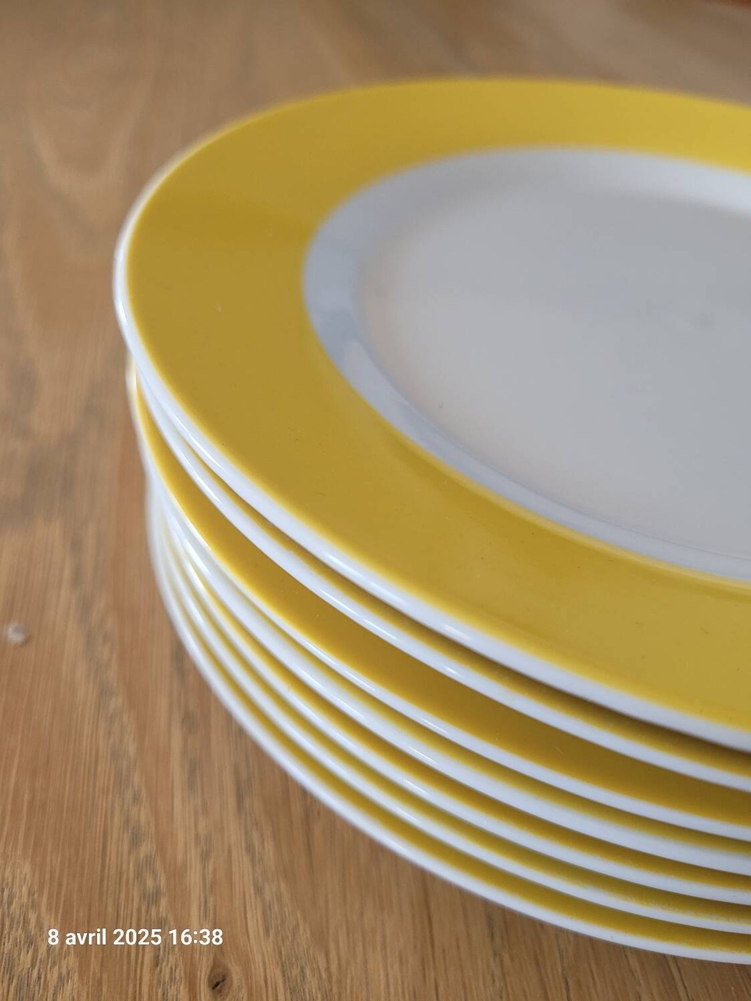 7 assiettes à dessert jaunes et blanches