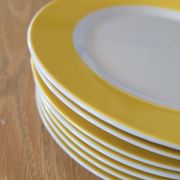 7 assiettes à dessert jaunes et blanches