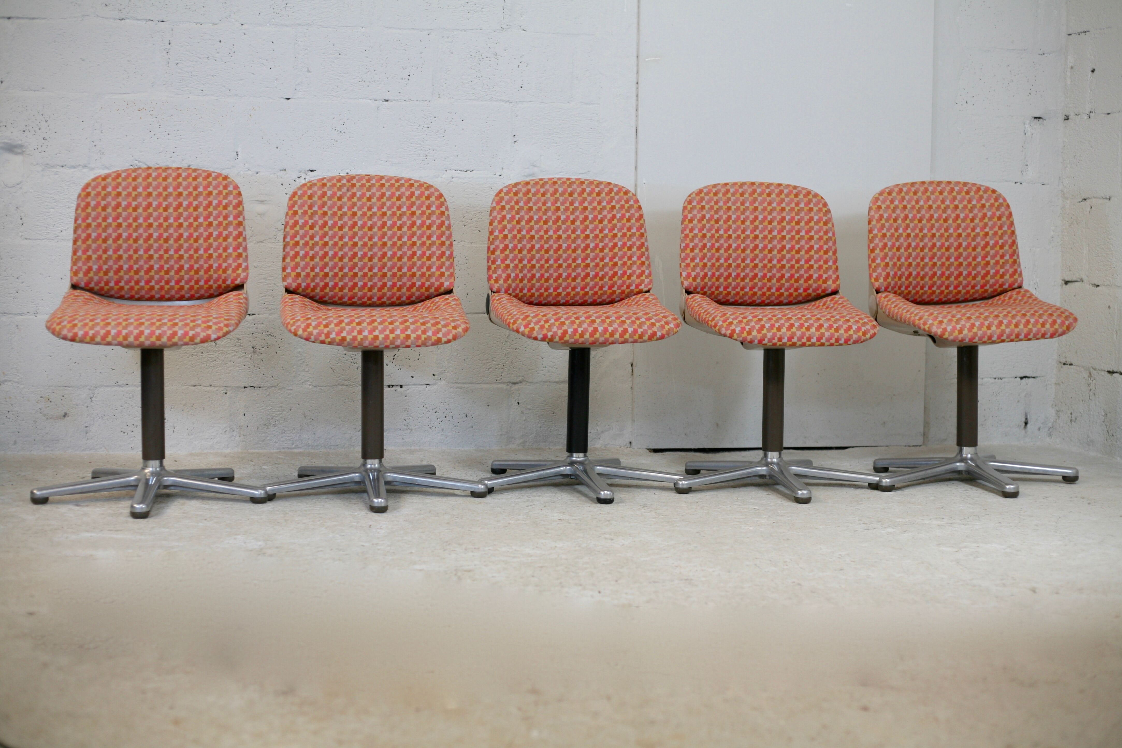 5 chairs "space age", Wilkhahn edition, plastic shells, star steel base. Circa 1970