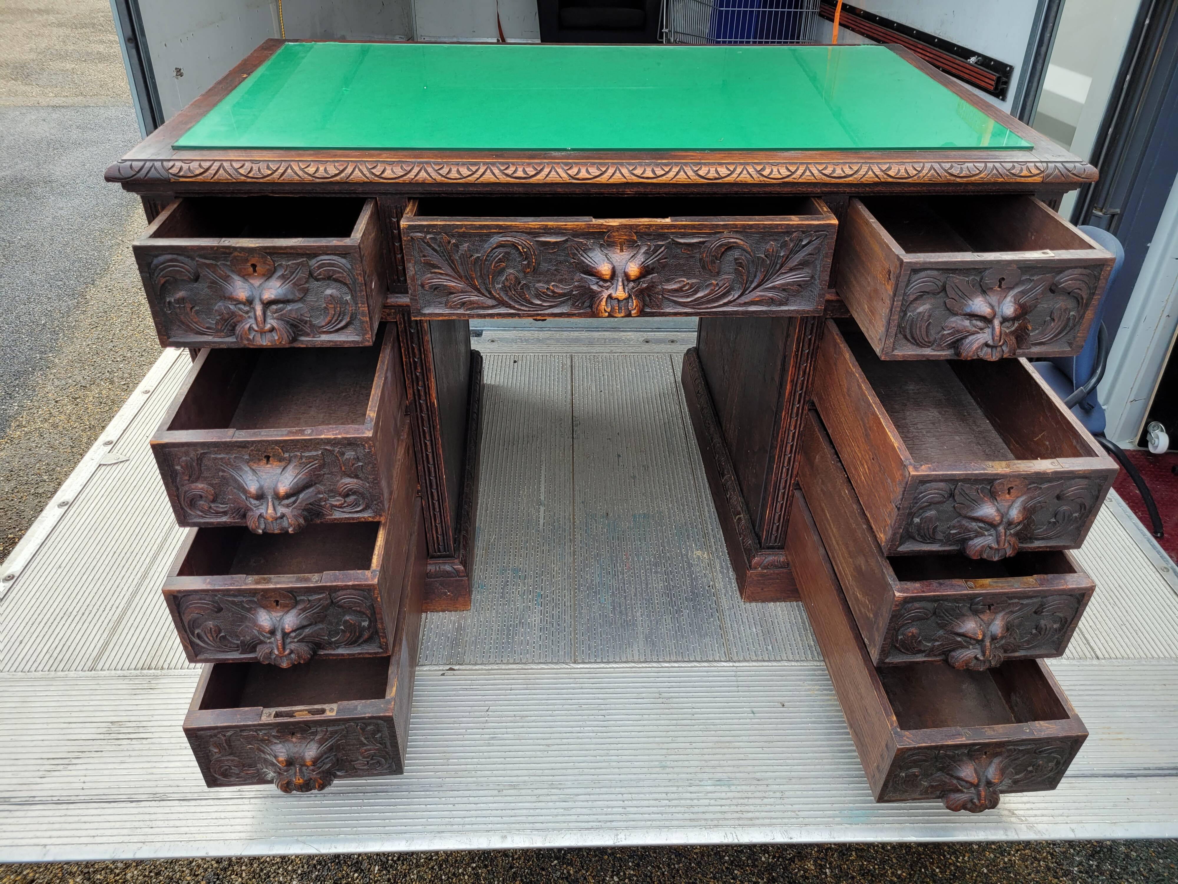 Bureau sculpté antique