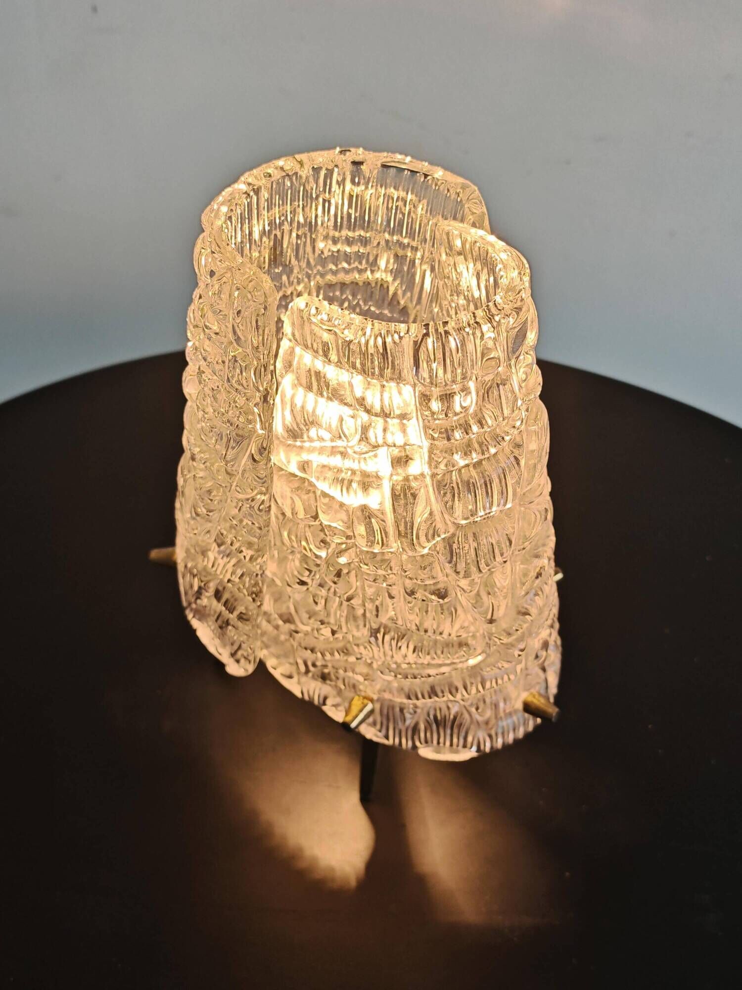 Lampe de table MCM "2/2" par JT. Kalmar en verre texturé et socle en laiton