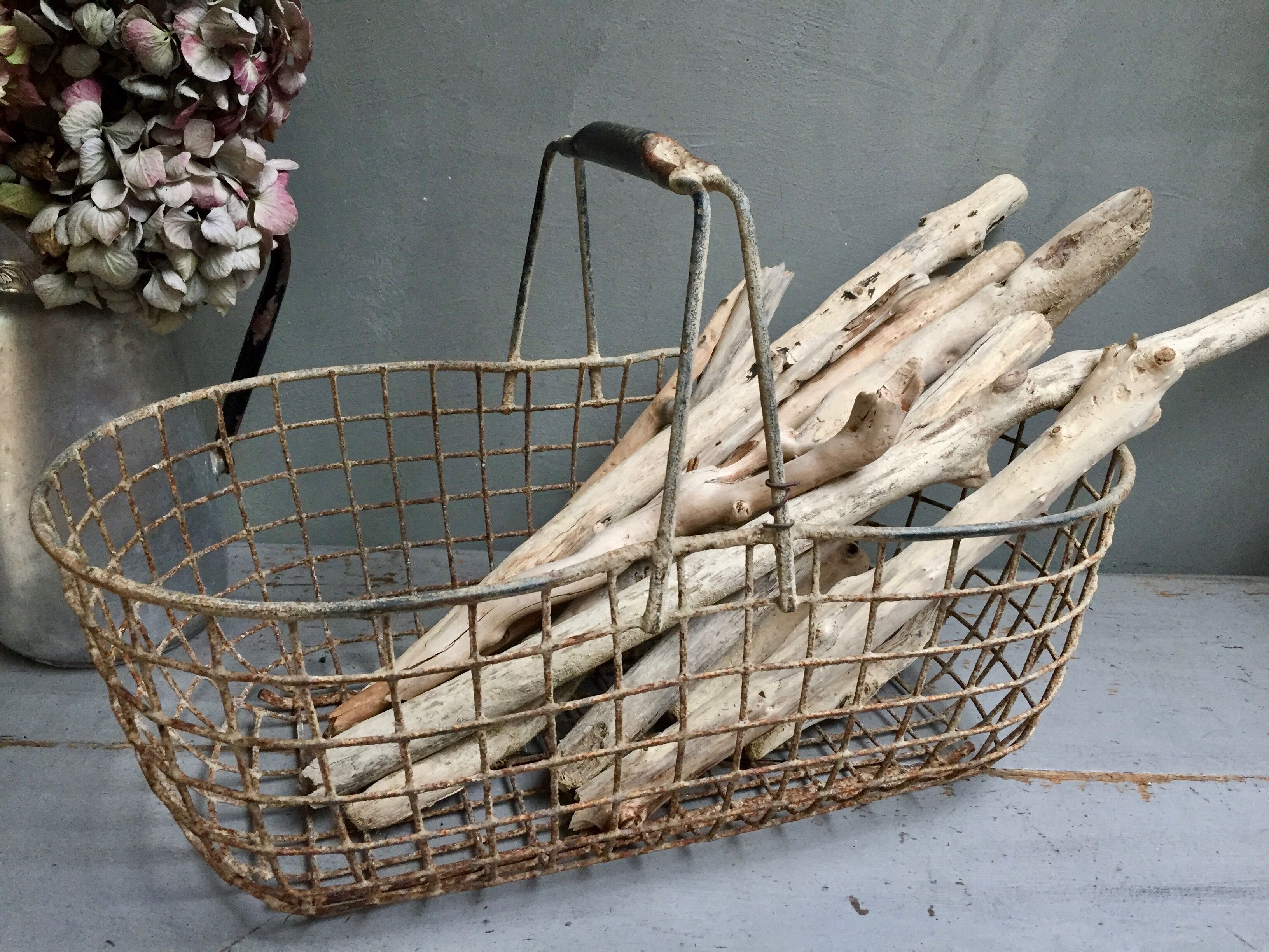 Fishing basket on foot