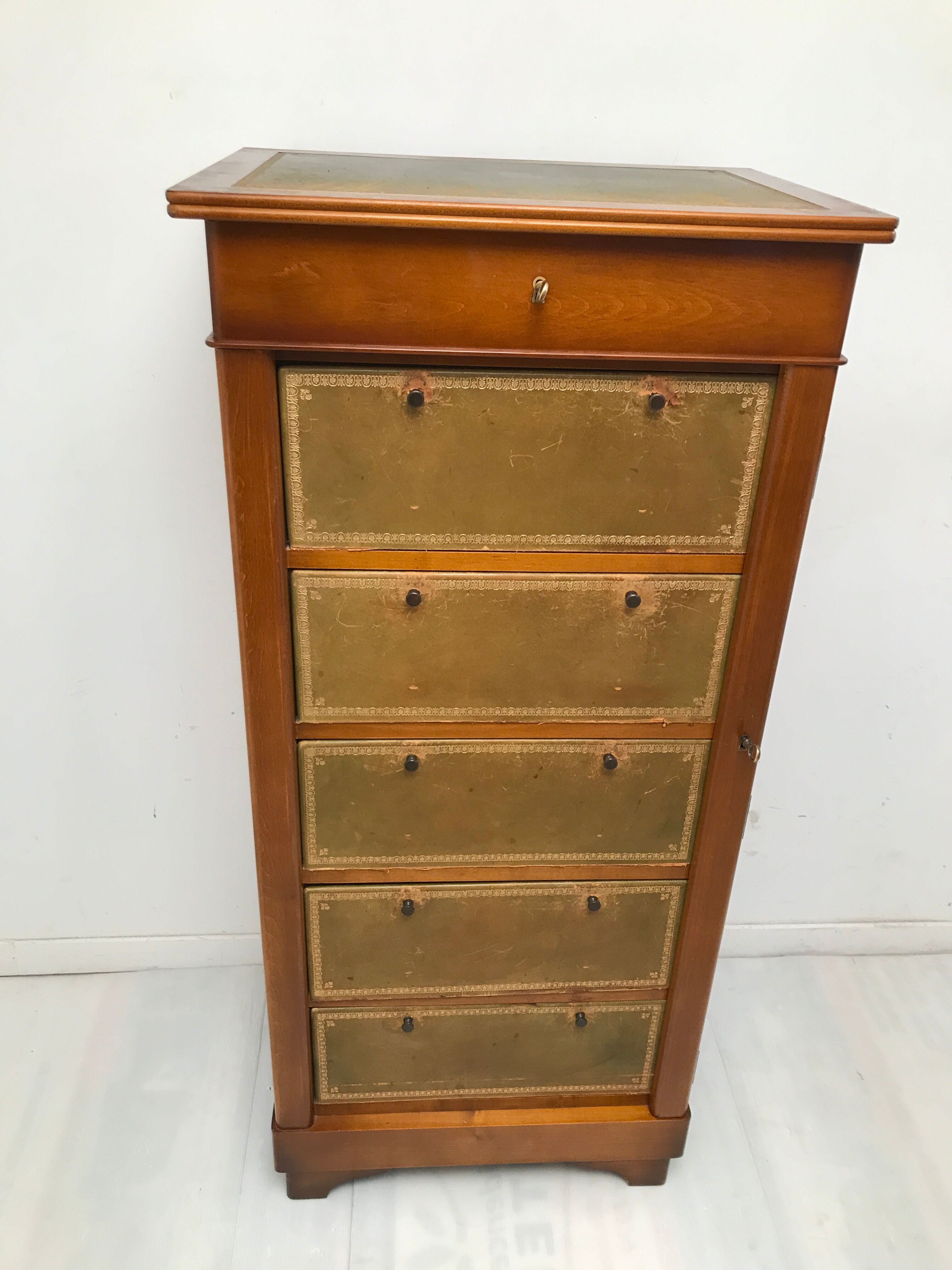 Cardboard maker Louis Philippe