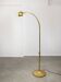 Lampadaire arqué du milieu du siècle en laiton