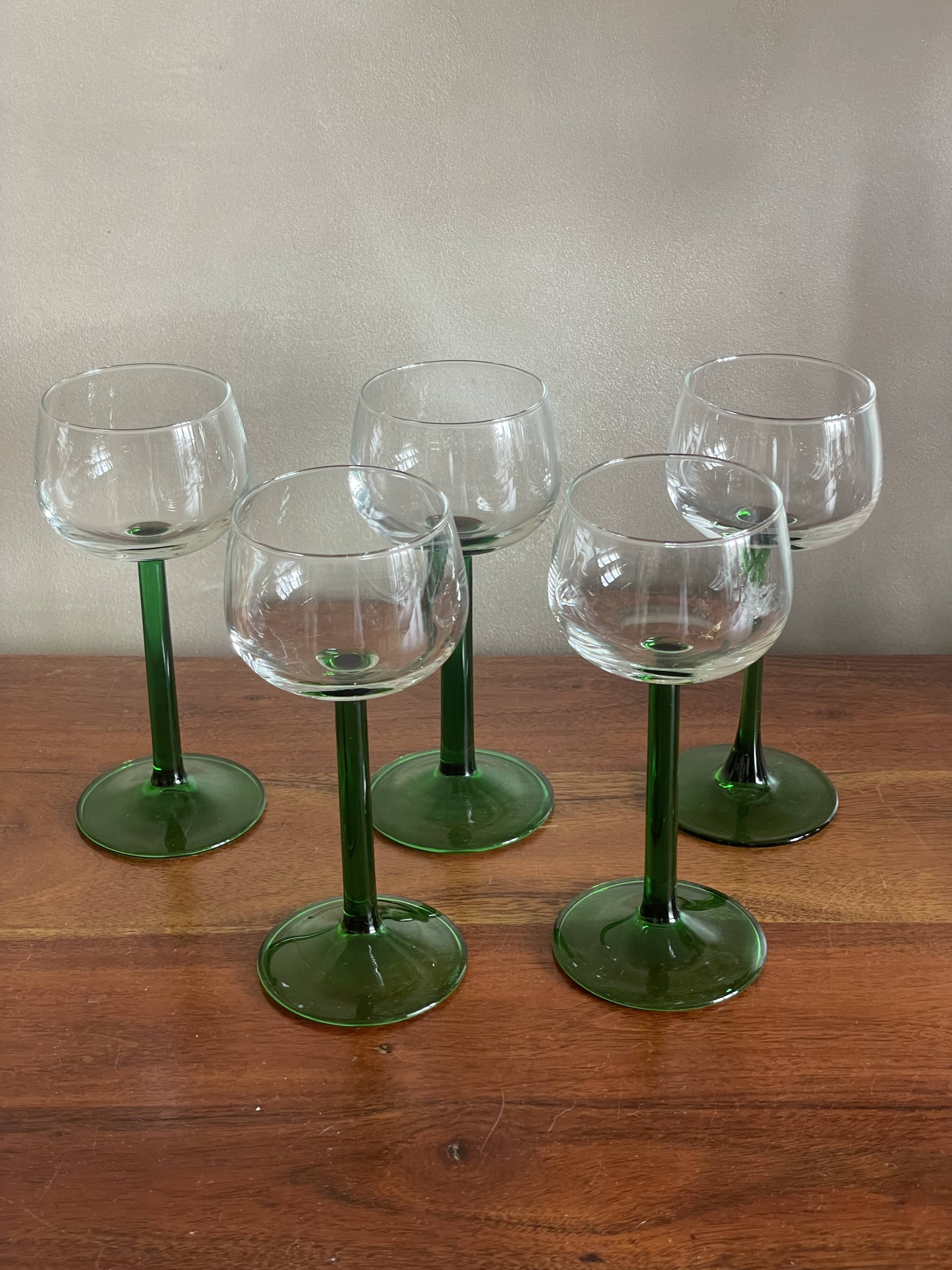 5 white wine glasses