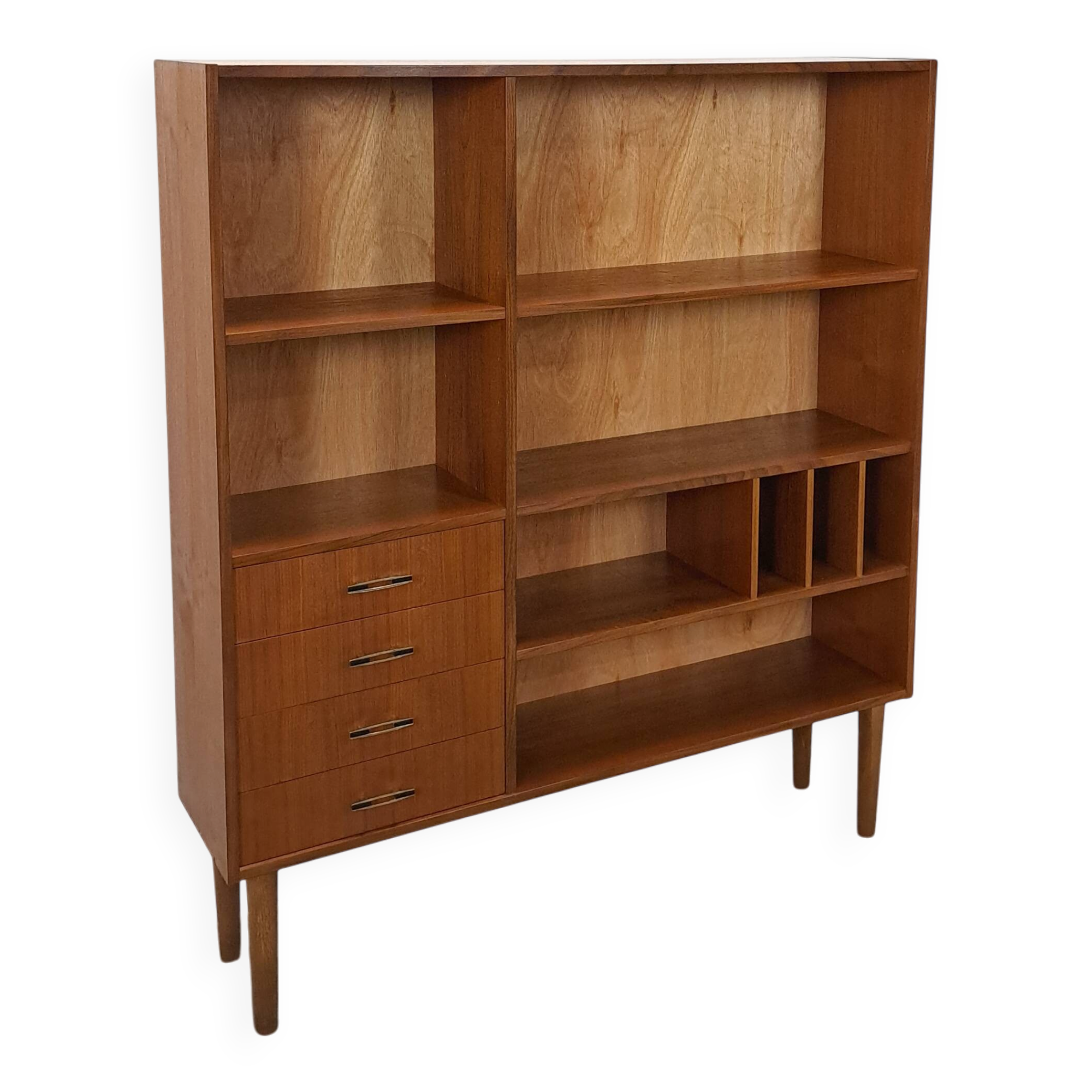 Deens teak vakkenkast met lades en hoge poten, vintage wandkast