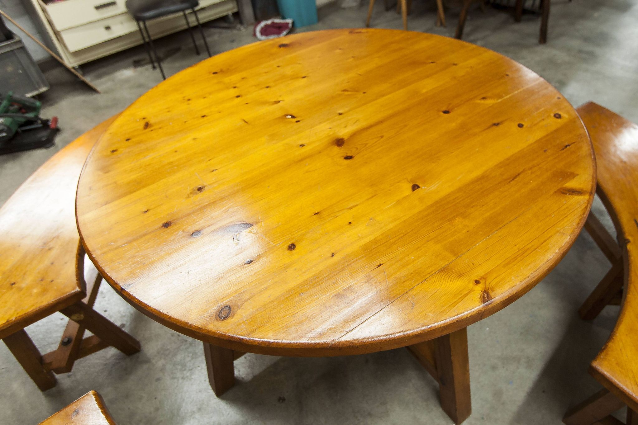 Brutalist ensemble round table 113cm and its 4 rounded stools 1960