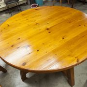 Brutalist ensemble round table 113cm and its 4 rounded stools 1960