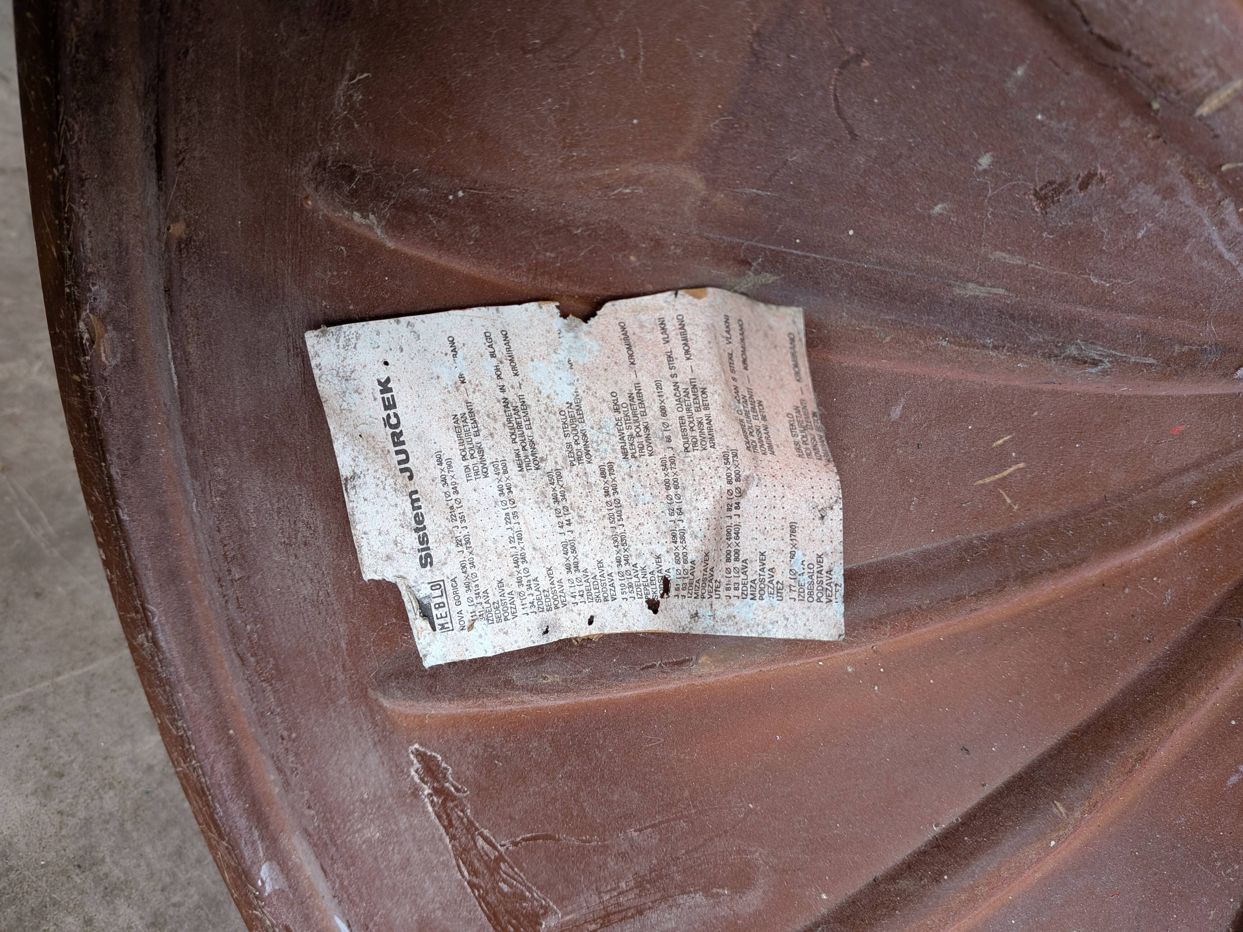 Table vintage en tulipe rouge par Meblo Yougoslavie / Table à piédestal