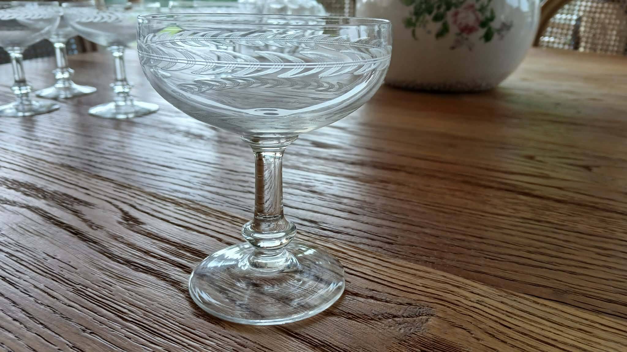 Service de 6 coupes à champagne vintage en verre gravé. Années 40/50's