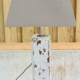 Lampe en bois patiné blanc et noir - ancienne bitte d'amarrage