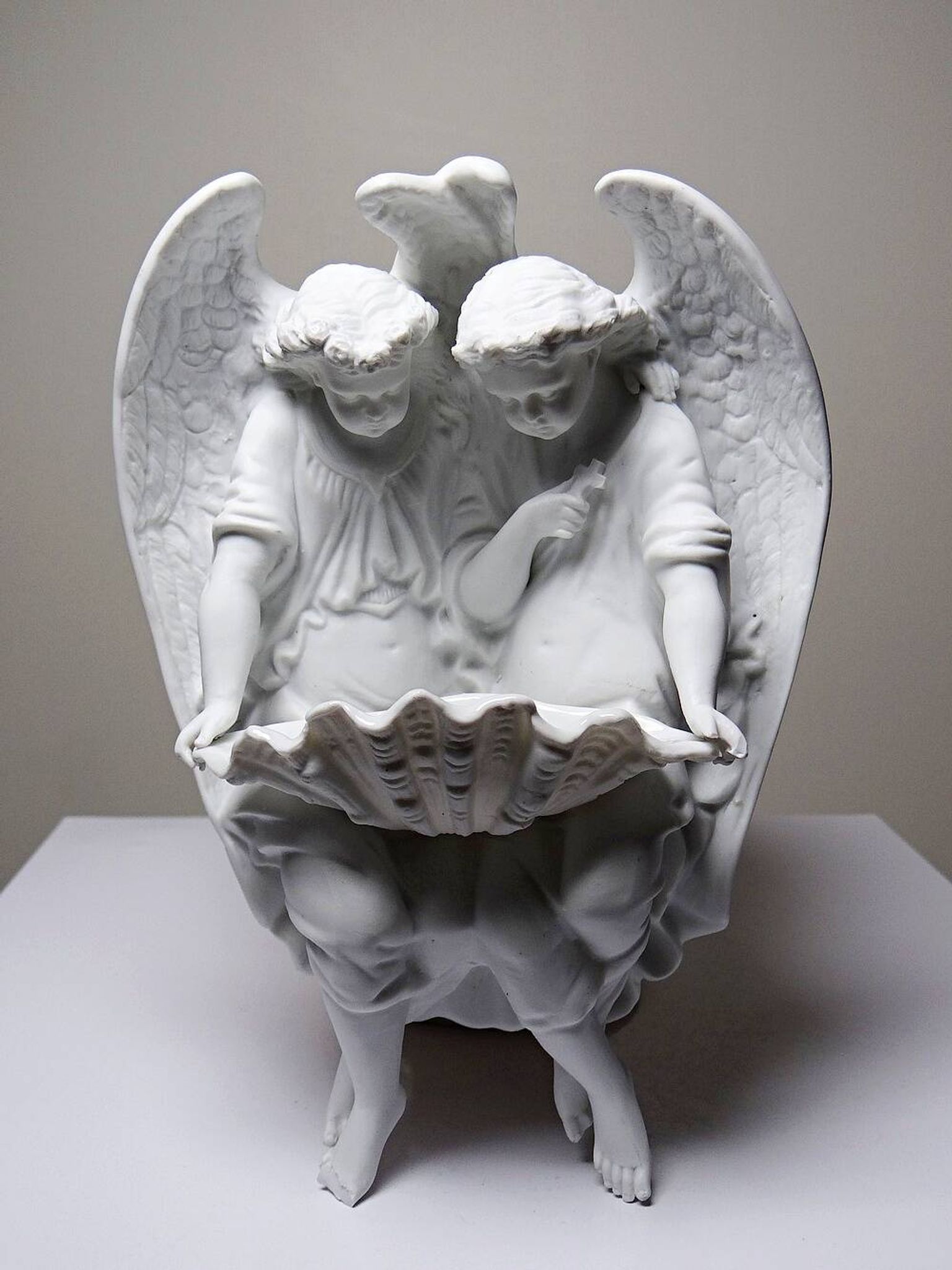 Basin in fine porcelain decorated with 2 angels, Germany 1900-1930