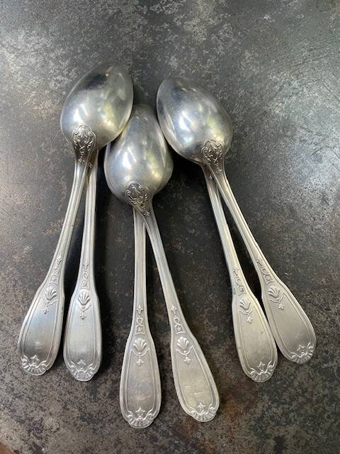 6 petites cuillères en métal argenté Louis XV - coquille
