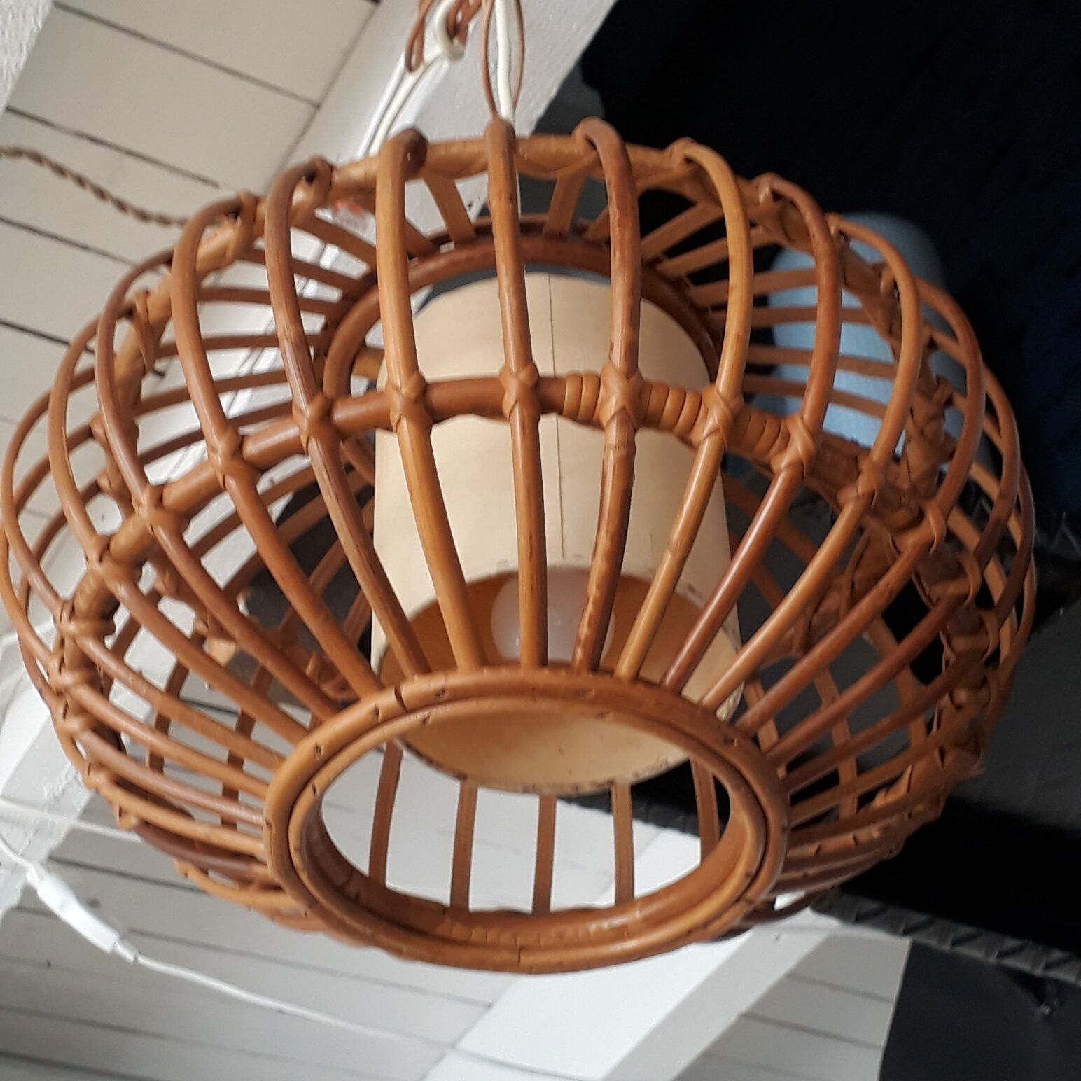 Rattan ball suspension