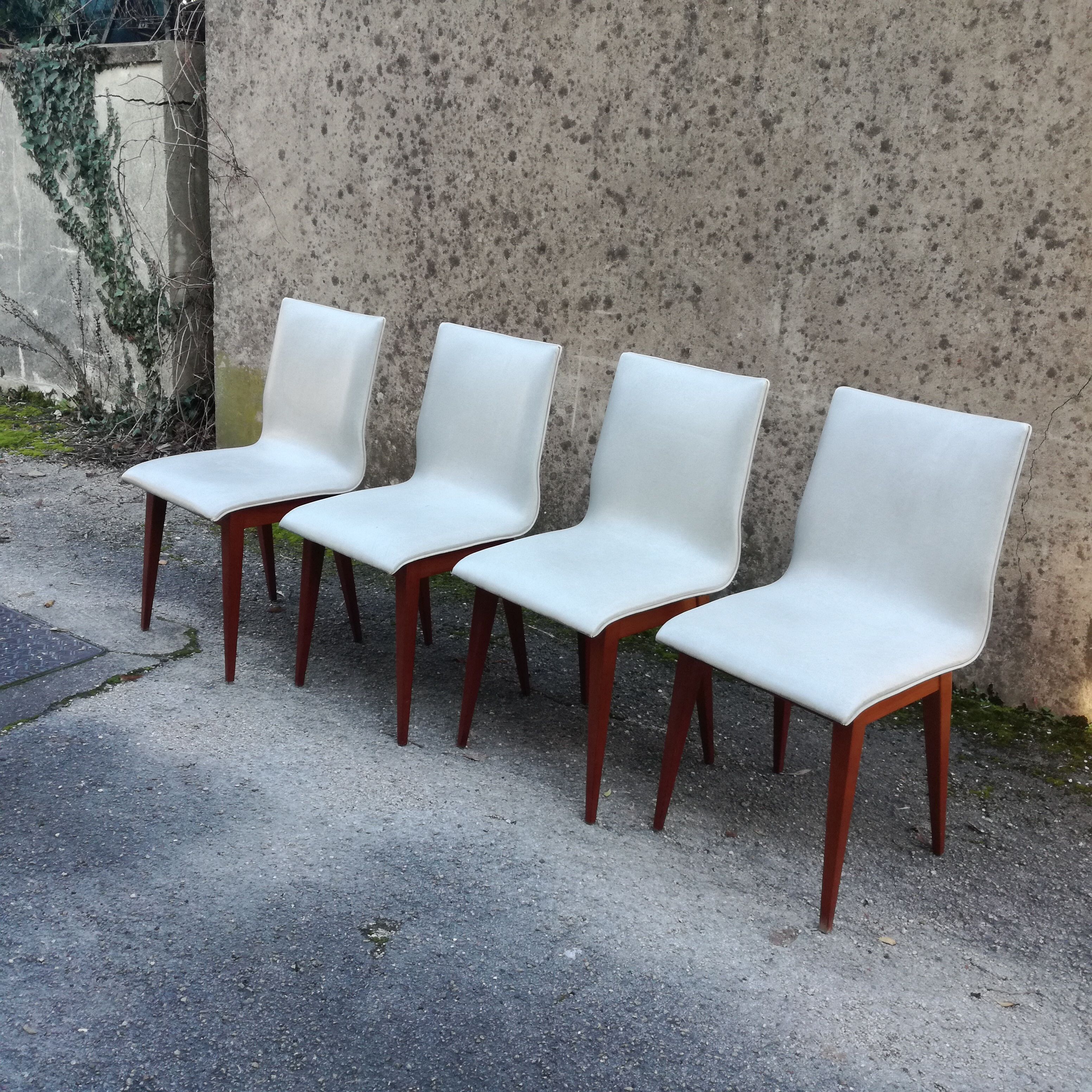Lot de 4 chaises en simili cuir des années 1950