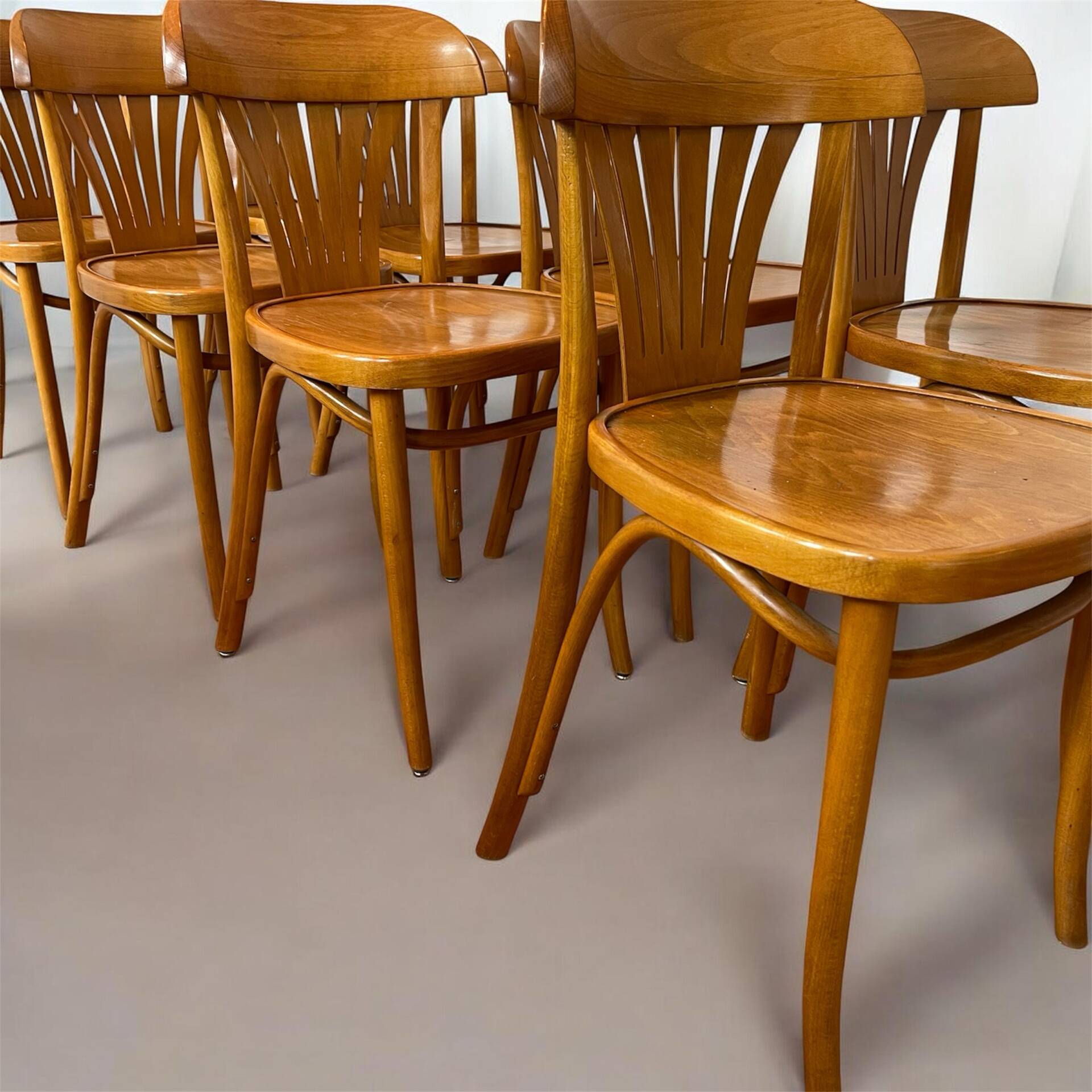 Set of 8 vintage bistro chairs in bent wood, Baumann / Tho style.