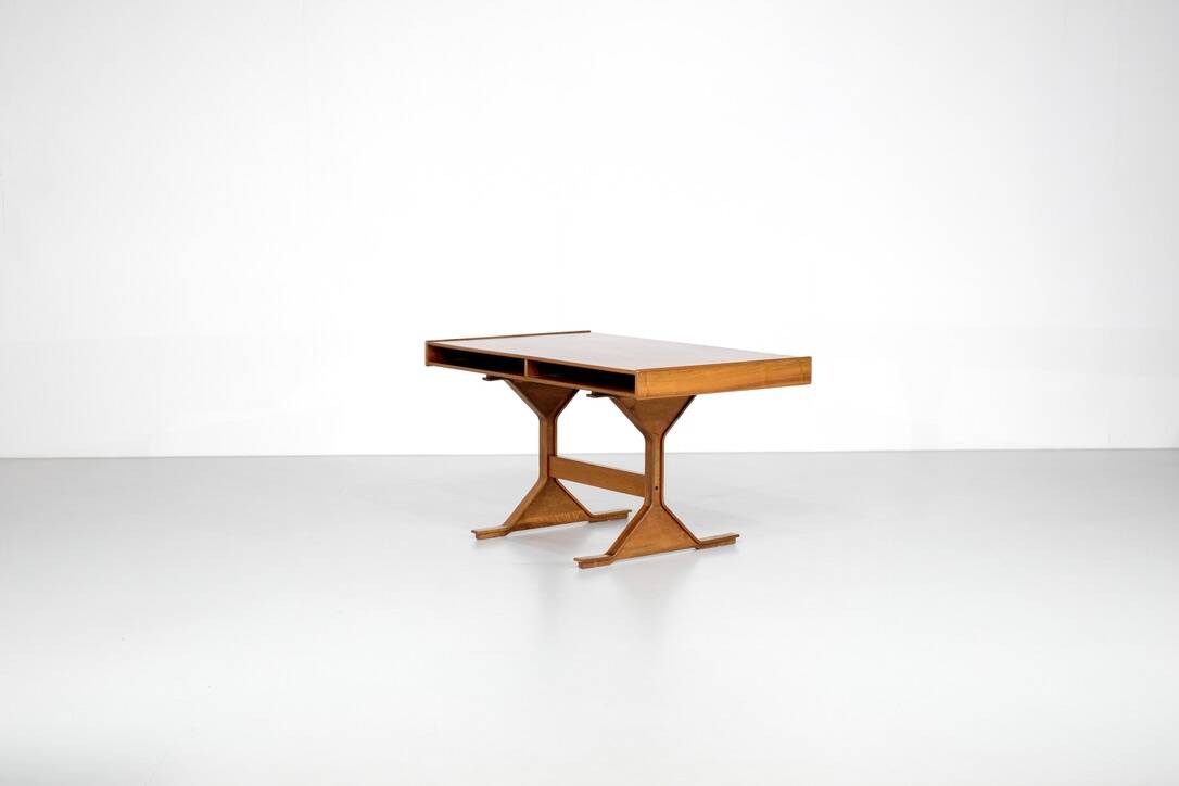 “530” desk by Gianfranco Frattini for Bernini, Italy 1960s.