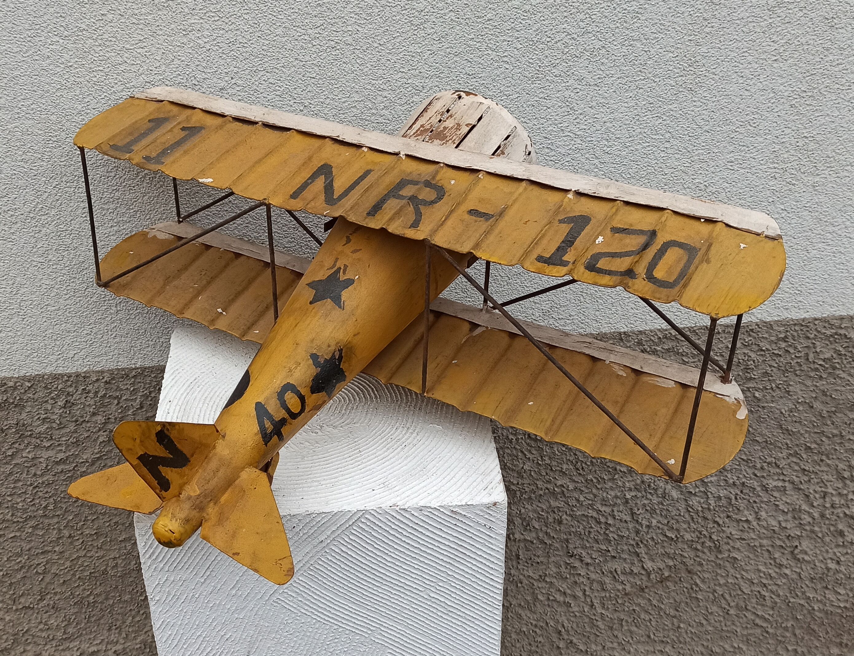 Avion miniature en métal