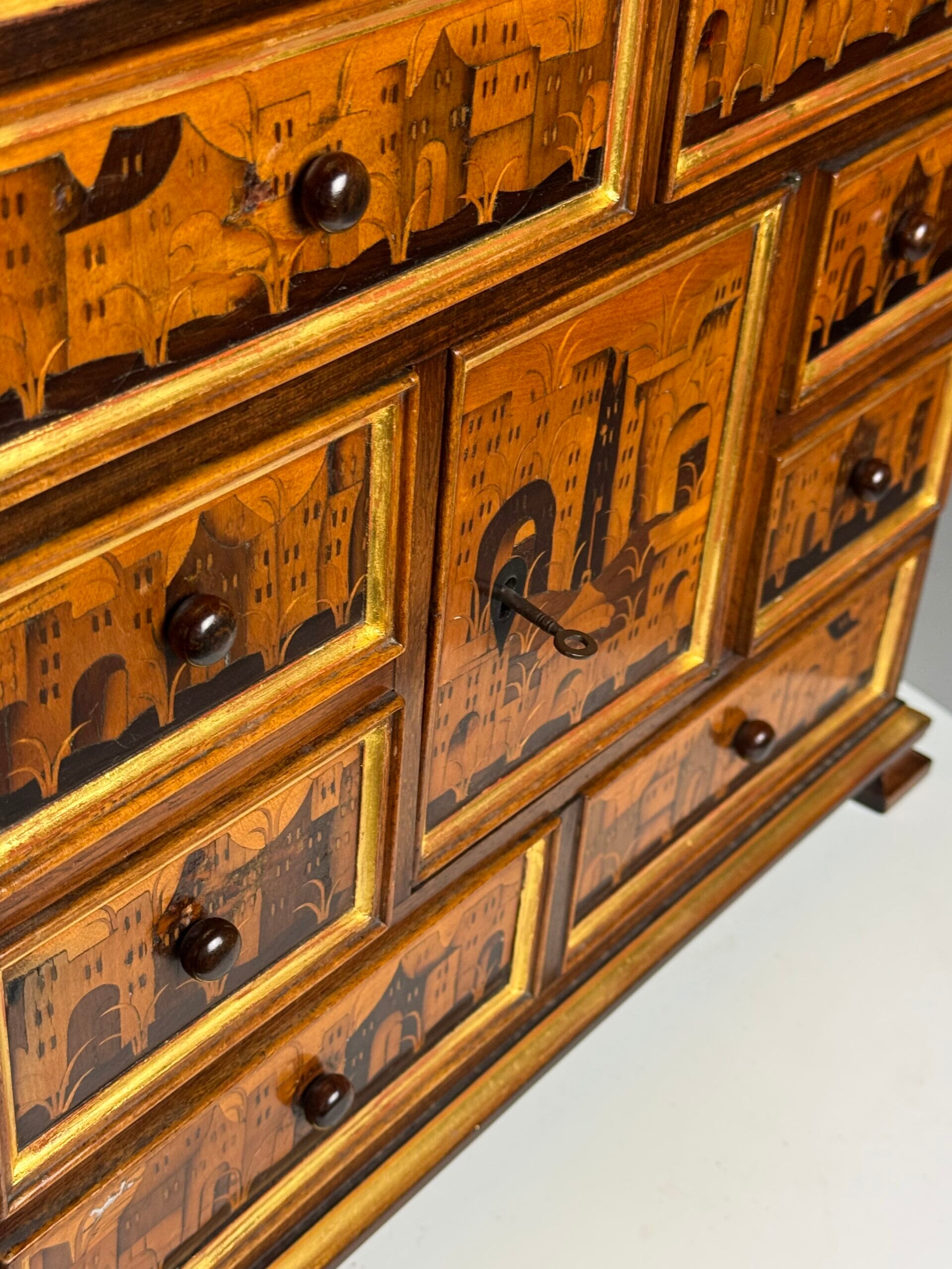 Cabinet d'art en marqueterie allemande