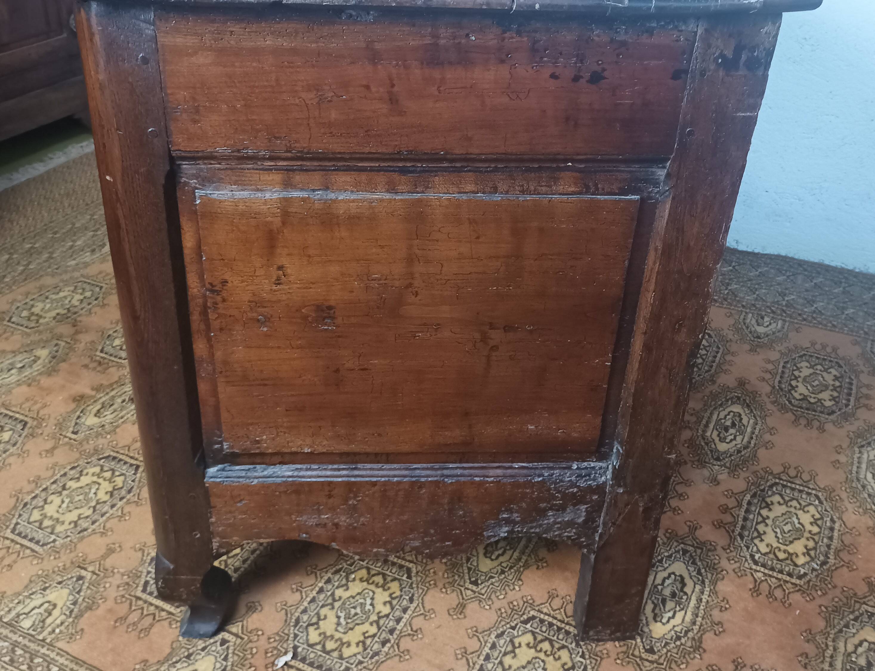 Grande commode sauteuse époque 18ème