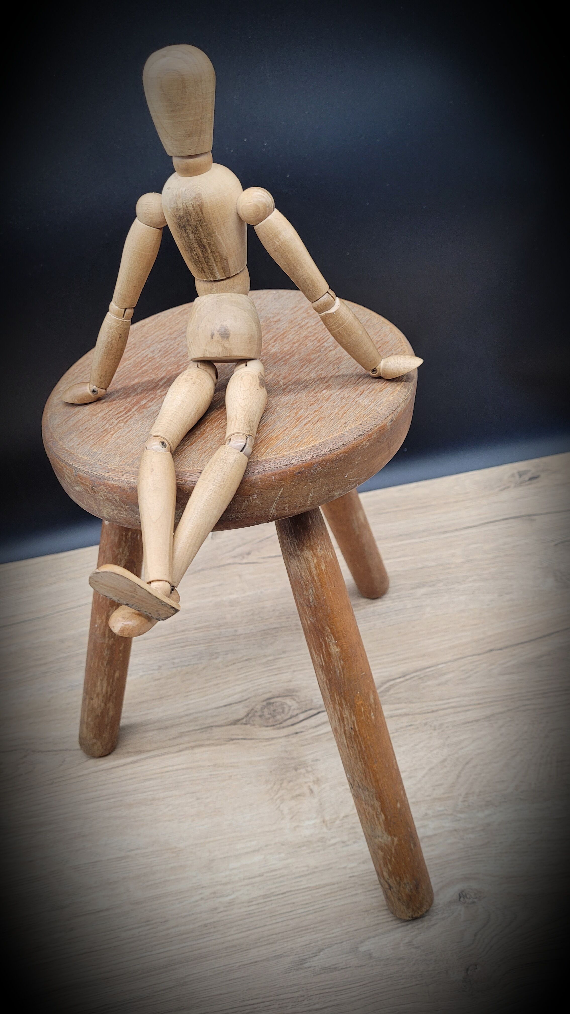 Cowherd stool tripod round solid wood
