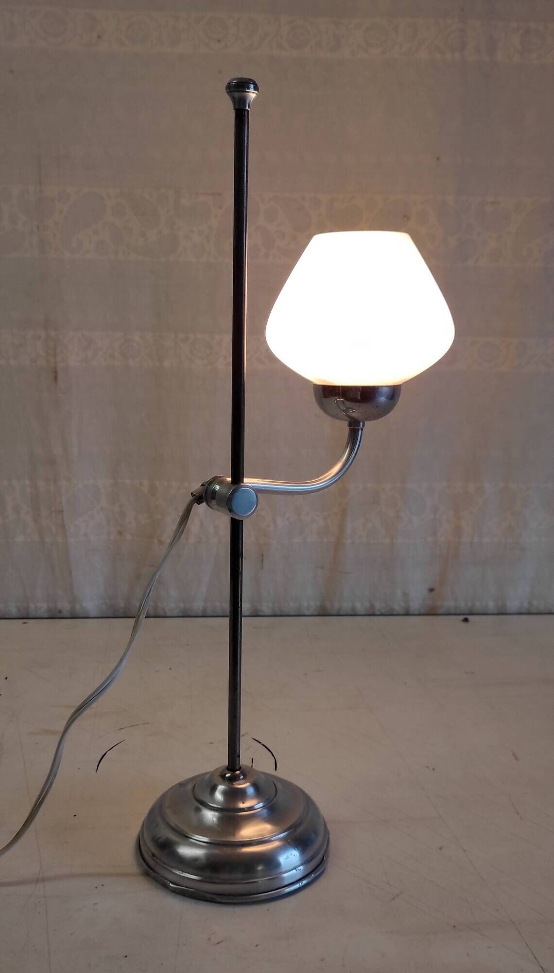 Articulated table lamp in chrome brass and opaline - mid 20th century.