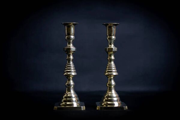 Paire de chandeliers victoriens en cuivre et laiton