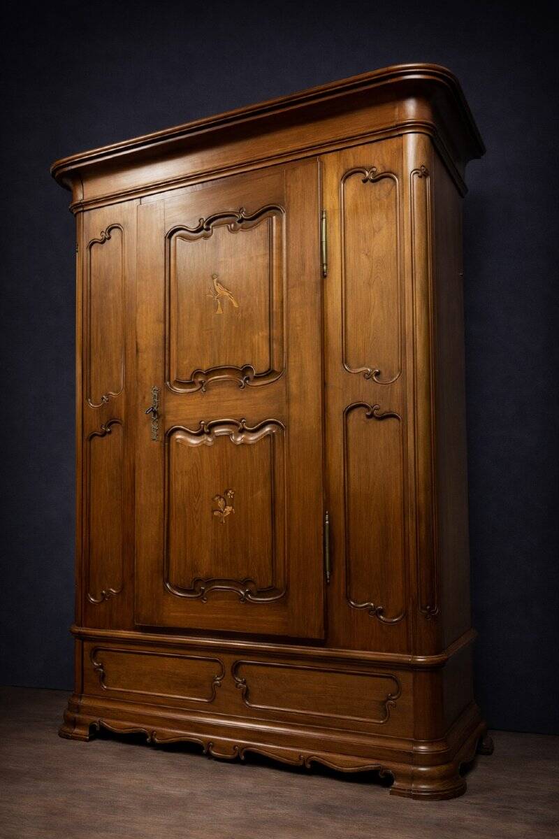 Armoire bonnetière ancienne en merisier et marquéterie – Style Louis XIV