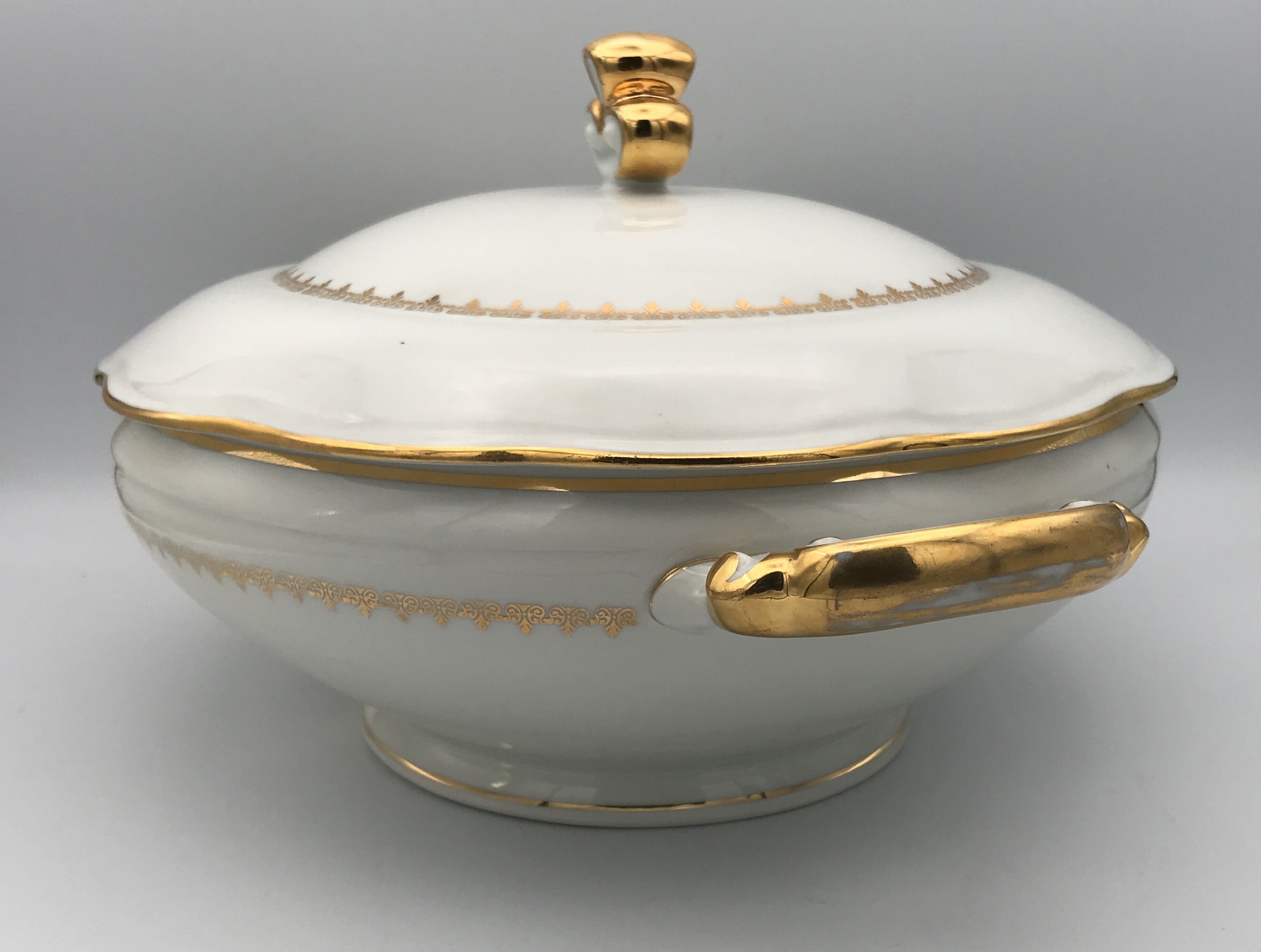 Soup bowl in white porcelain paste and enamels of limoges finish gilding
